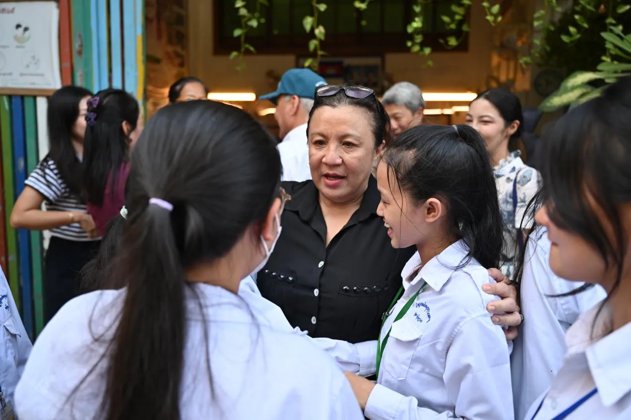Nanda-Dévi Norodom s’entretient avec les candidates.