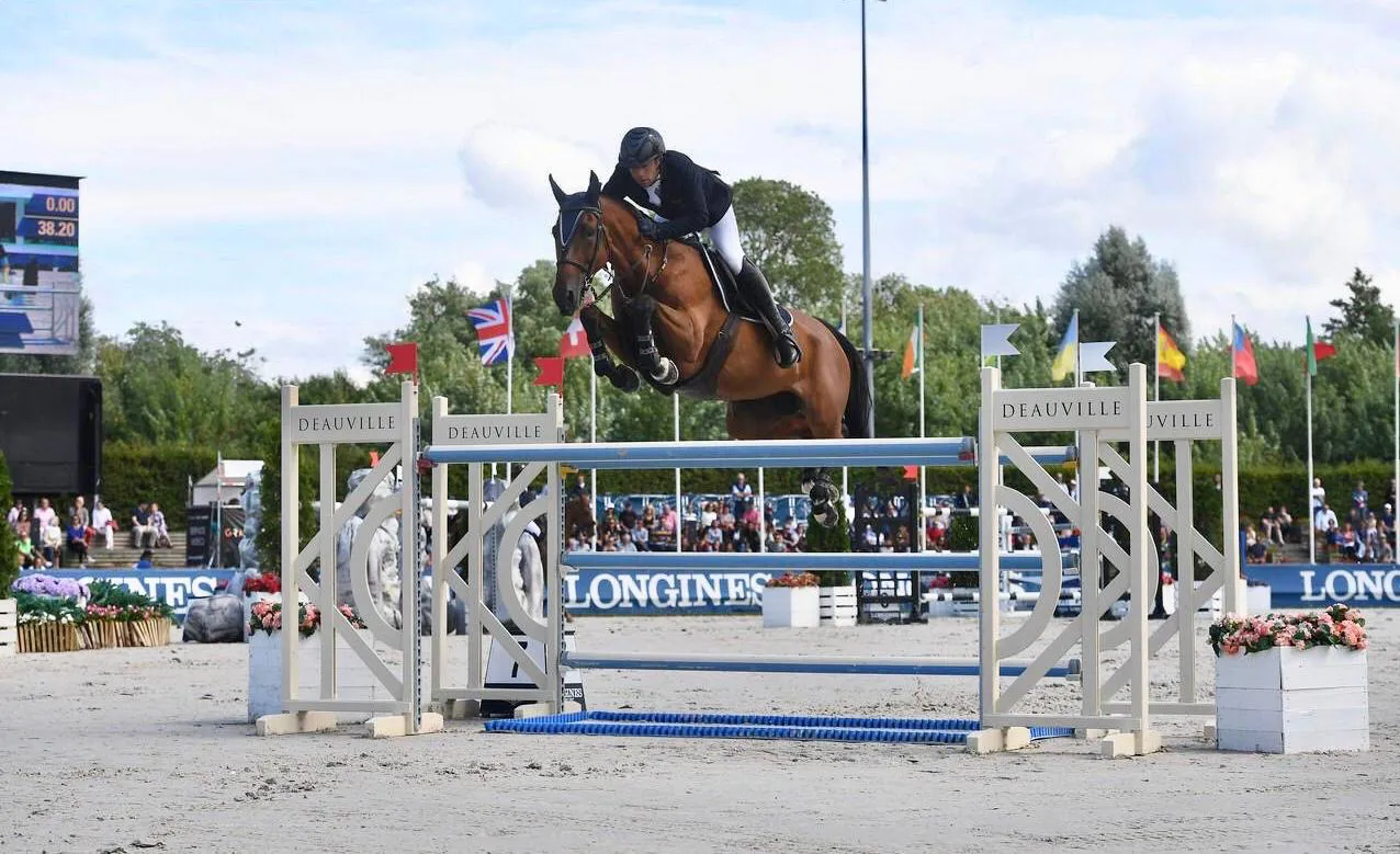 Sawn Bourven et Vakiry des Saules ont signé un parcours à quatre points lors du Grand Prix du CSI 3* du Longines Deauville Classic cet été.