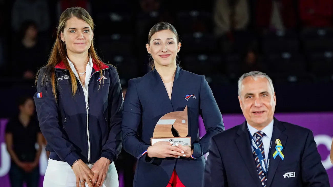 Corinne Bosshard et Manon Boutinho ont été récompensées par le président de la Fédération équestre internationale Ingmar de Vos.