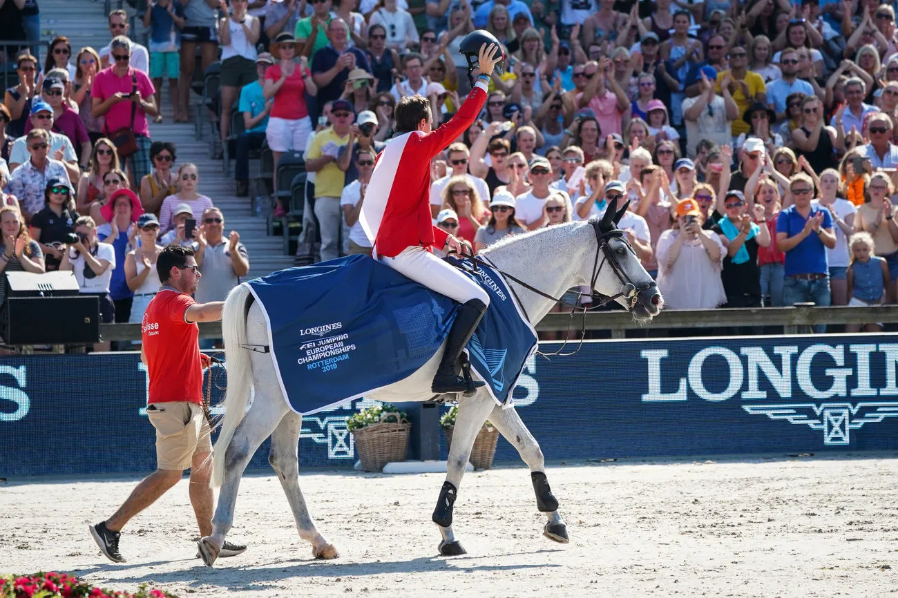 Ici accompagné par Sean Vard, le groom de Clooney, la paire a triomphé à Rotterdam avec brio.