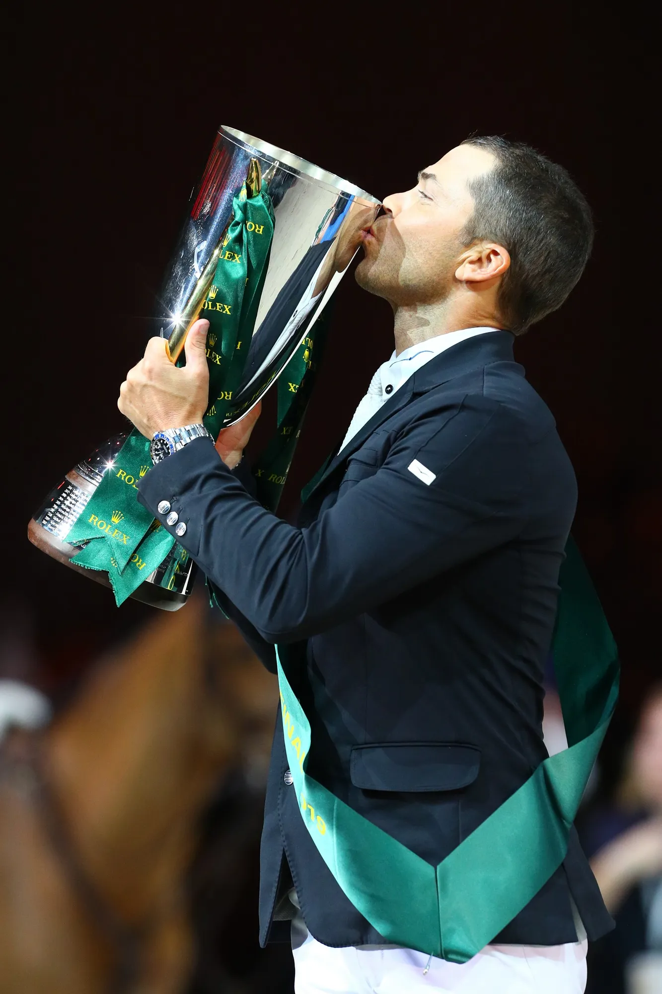 Kent Farrington soulève le trophée promis au meilleur cavalier du Top Ten.