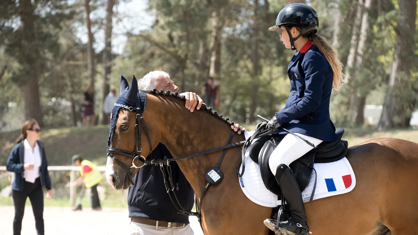 Olivier Bost aux côtés d'Emma Gay Le Breton et Bad Boy du Mont. 