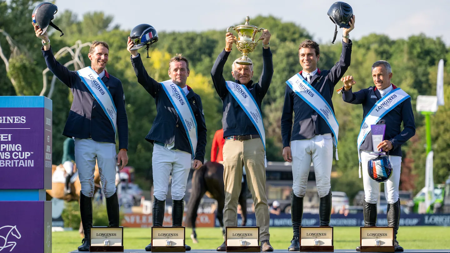 Le sélectionneur des Bleus Henk Nooren soulève le trophée entouré de Kevin Staut, Marc Dilasser, Edward Levy et Olivier Robert. 