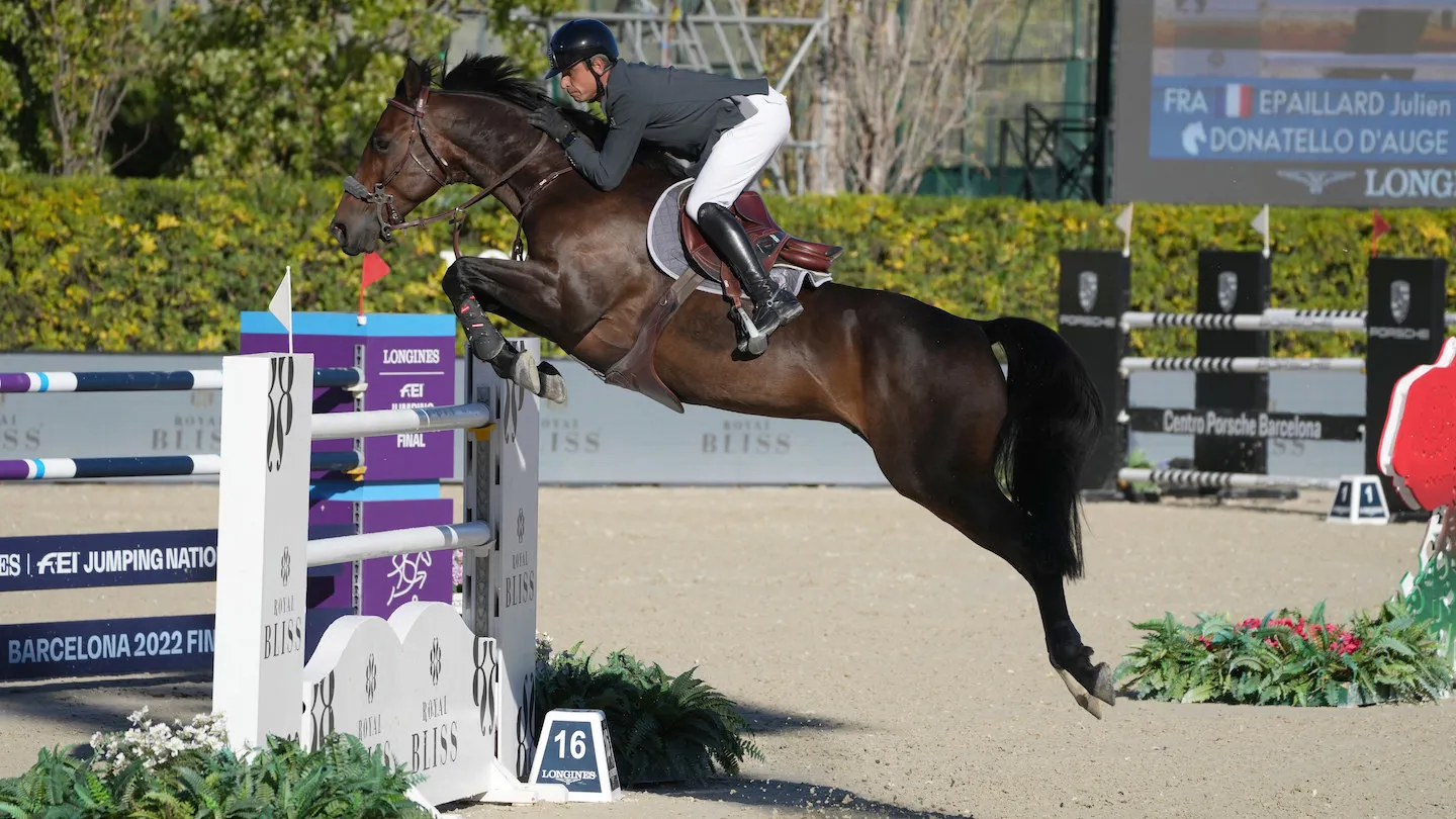 Le couple de lauréats franchissent l’ultime obstacle de l'épreuve. 