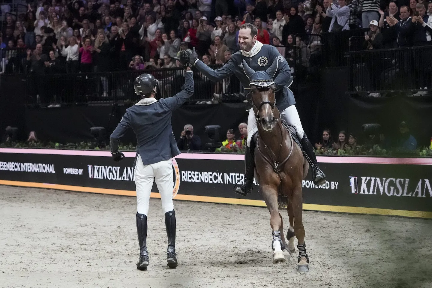 Christian Kukuk a foncé sur la piste pour célébrer la victoire des “Riesenbeck International” avec son collègue et coéquipier Philipp Weishaupt.