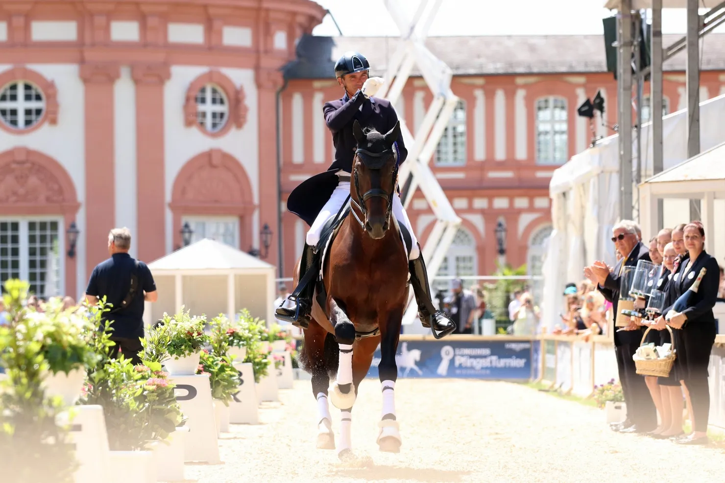 Comme le Commandant Guillaume Lundy un peu avant lui, Arnaud Serre a pu profiter d'un tour d'honneur devant le château.