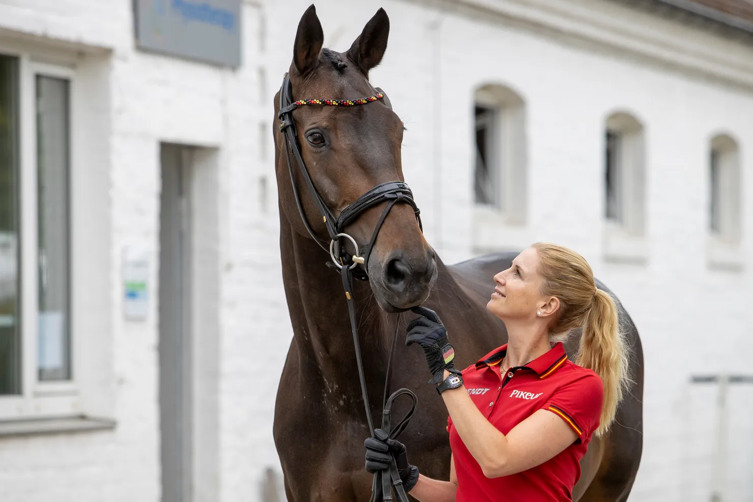“Je n’ai rencontré aucun autre cheval avec lequel mon âme soit aussi connectée qu’avec elle“, dit notamment Jessica von Bredow à propos de Dalera