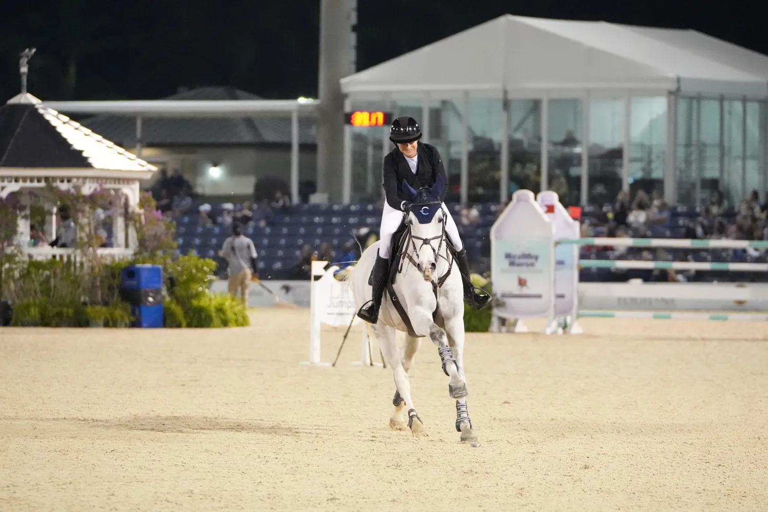 Une caresse bien méritée pour BEC Lorenzo, lauréat de son premier Grand Prix 4* à Wellington.