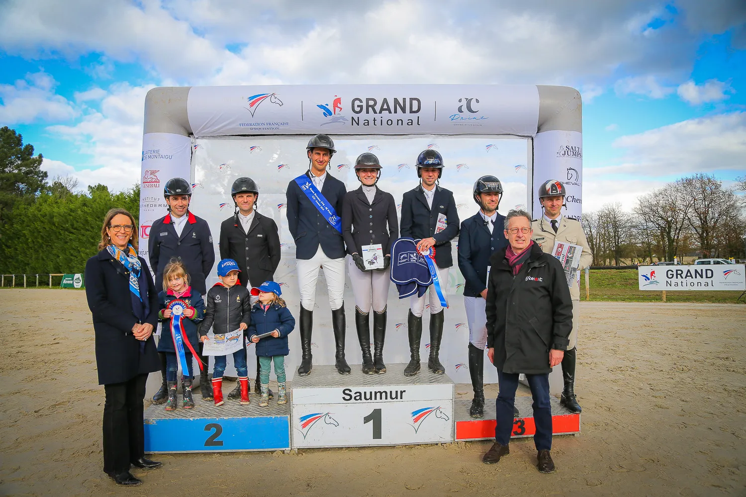 Le podium de cette première étape du Grand National de complet a accueilli les écuries Picoty Atlantique/Concept PGO (Stéphane Landois, Julie Simonet et Alexis Goury), Intermarché/Forestier (Luc Château et Nicolas Touzaint) et Equine Products/CSEM 1 (Sébastien Cavaillon et l’adjudant-chef Donatien Schauly).