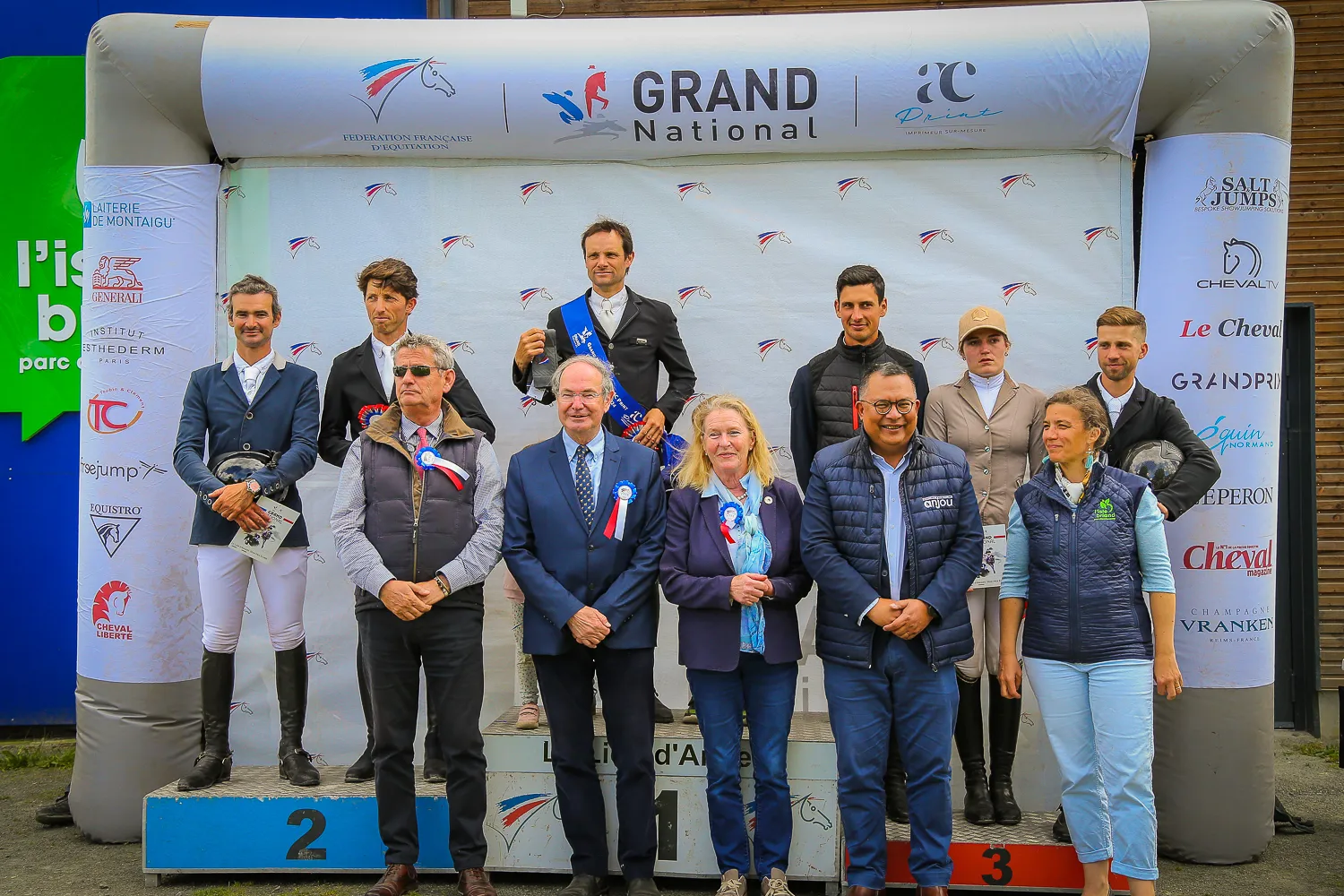 Le podium des écuries de cette troisième étape.