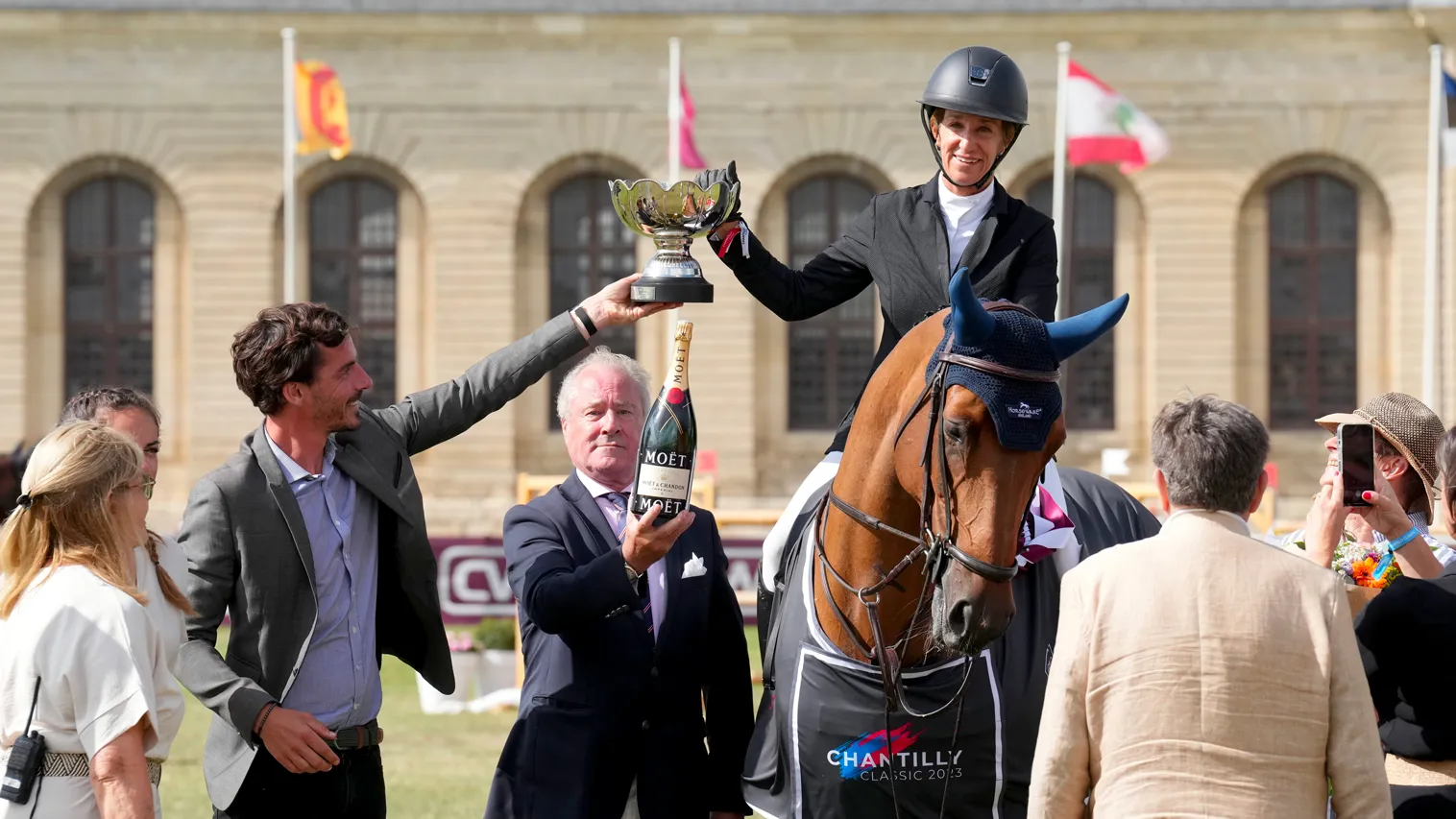 Une coupe, du champagne et une femme heureuse. La première édition de Chantilly Classic s'est achevée sur une belle image de joie partagée.