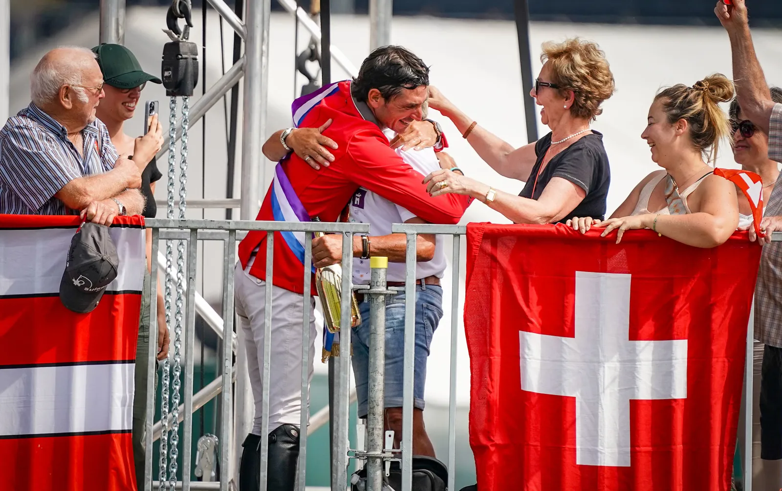 Durant la remise des prix, Steve Guerdat a grimpé en tribune pour saluer une partie de sa famille et de ses amis, venus l’encourager depuis son Jura natal.