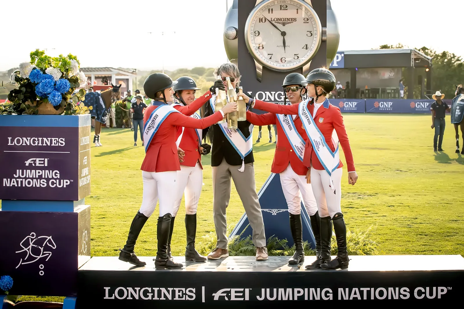 Jessica Springsteen, Laura Kraut, Robert Ridland, chef d’équipe, Kent Farrington et Bliss Heers ont gagné la Coupe des nations Longines du CSIO 5* de San Miguel de Allende.