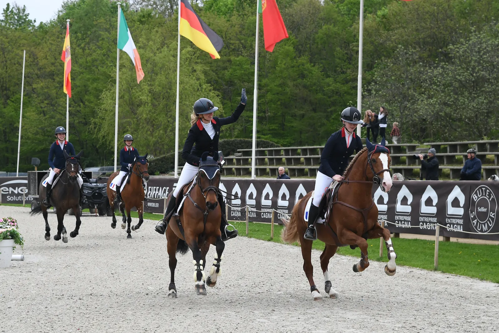 Tour d'honneur rythmé pour Gaëtane Orhant, Lana Messina, Élise Foucart et Lou Ann Beraud!