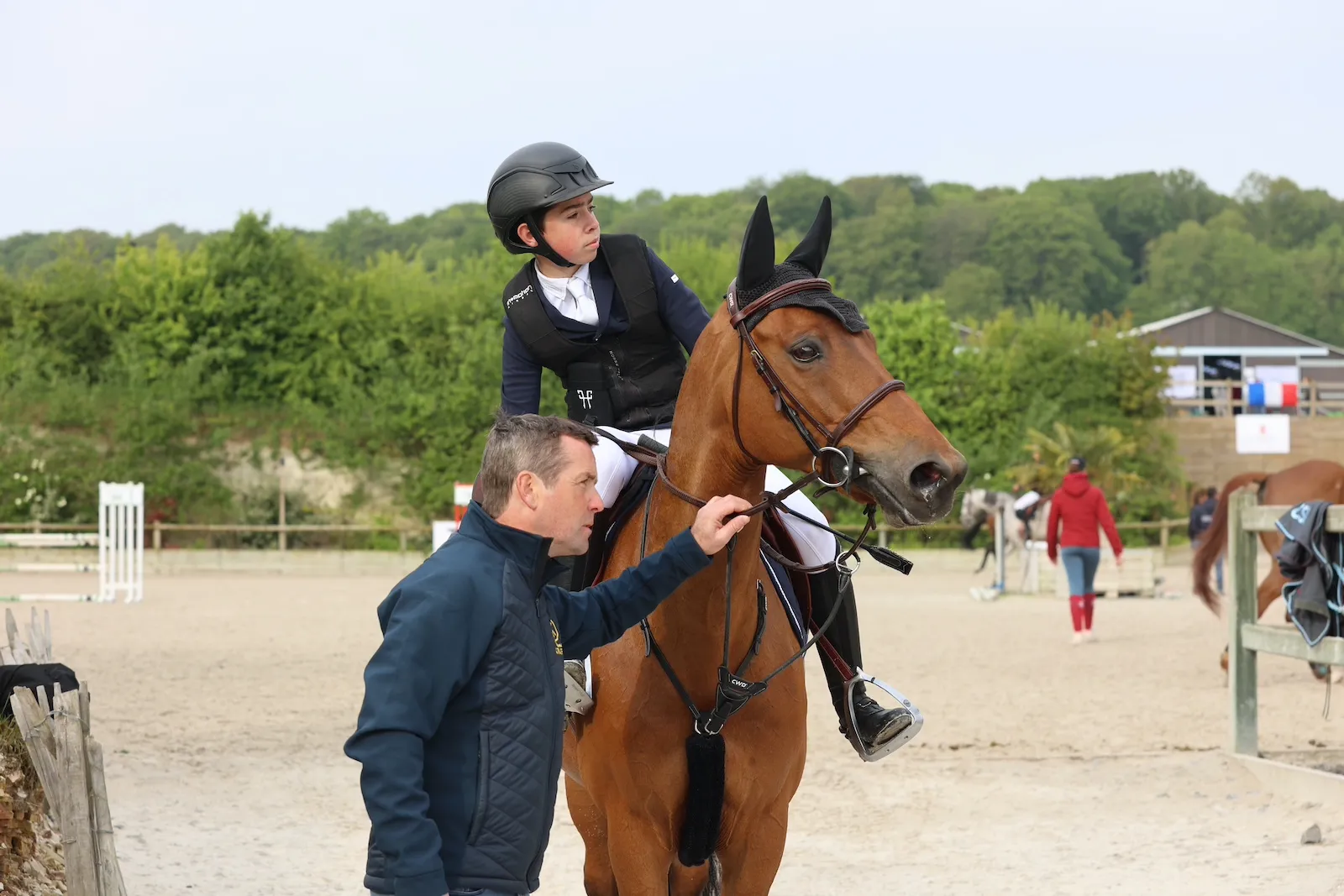 Concentration à l'entrée de piste pour Evann Dilasser, accompagné de son père Marc, avant la première manche du championnat Cadets.