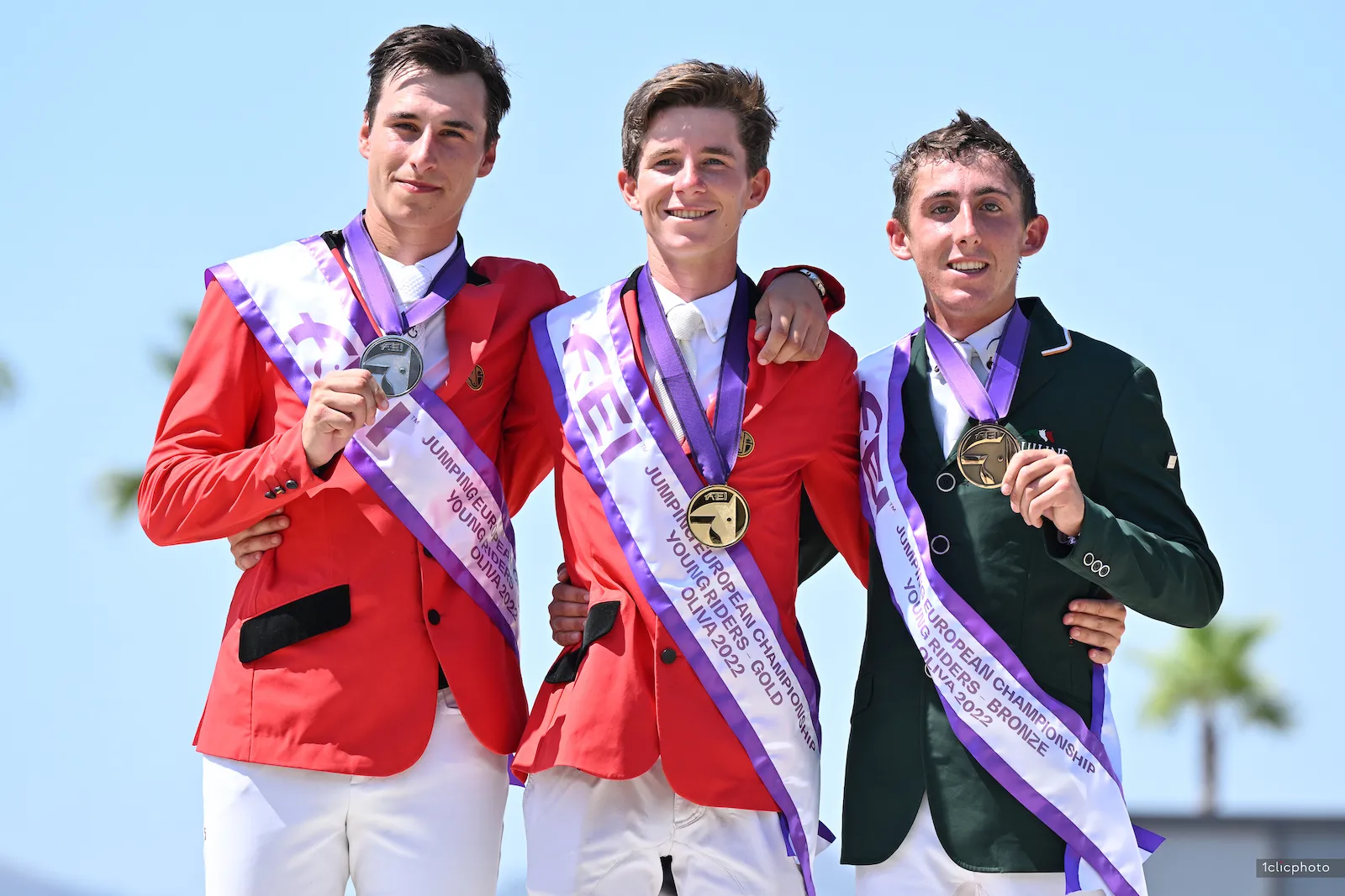 Thibeau Spits est ici entouré de son compatriote Thibault Philippaerts et de l’Irlandais Harry Allen aux championnats d’Europes Jeunes Cavaliers. 