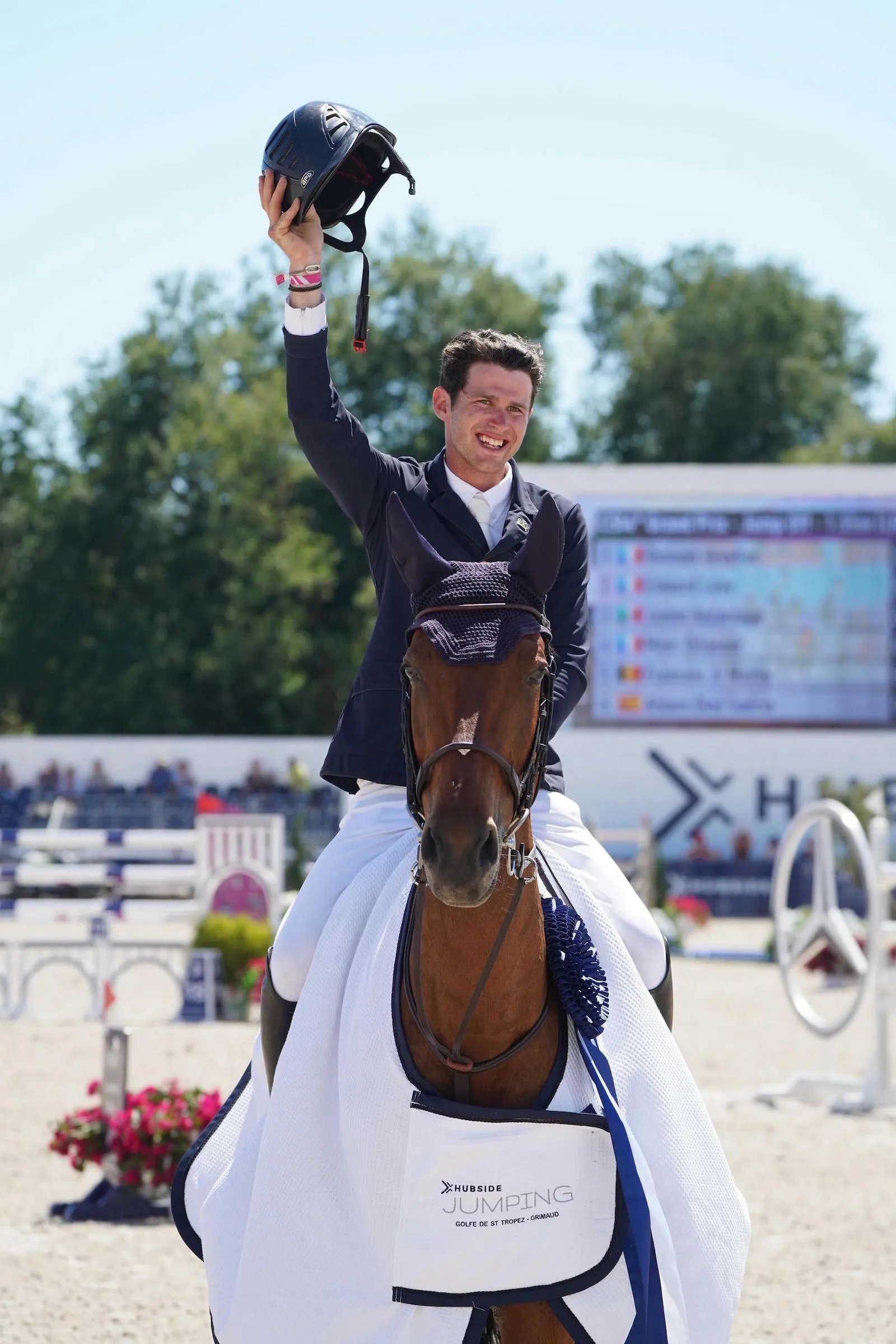 Romain Dreyfus et Niara d'Elsemdam Z après avoir remporté le Grand Prix du CSI 4* de Saint Tropez en juin 2019.