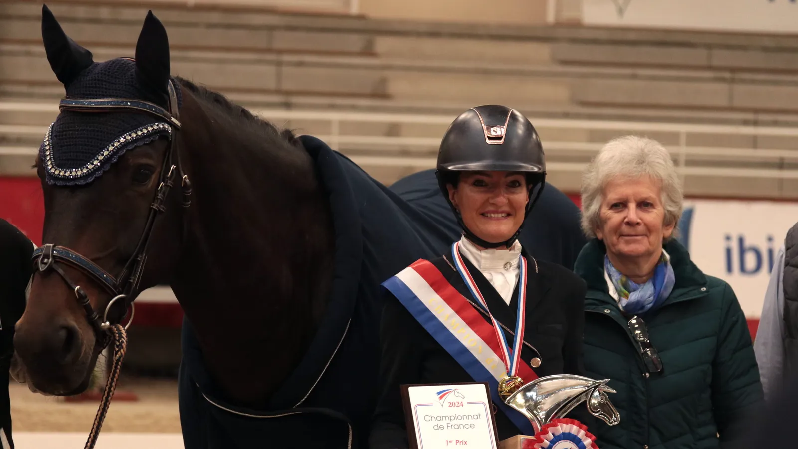 Marion Chaussonnerie et Look O Look du Feuillard ont remporté le championnat Amateur et posent ici avec Anne Prain