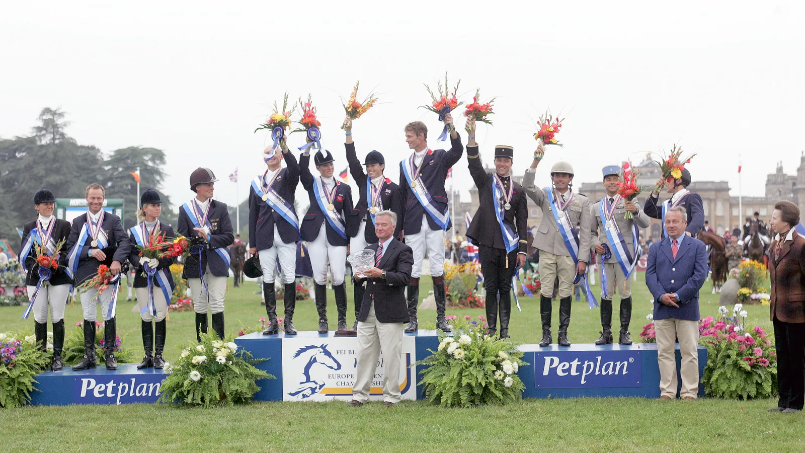 Le podium du championnat d’Europe par équipes de concours complet qui s’est tenu à Blenheim en 2005. De gauche à droite, l’équipe allemande médaillée de bronze, la Grande-Bretagne, championne d’Europe avec le chef d’équipe Yogi Breisner, et l’équipe française médaillée d’argent avec le chef d’équipe Thierry Touzaint, ainsi que l’ancienne présidente de la FEI et championne d’Europe de concours complet en 1971, SAR la Princesse Royale Anne.