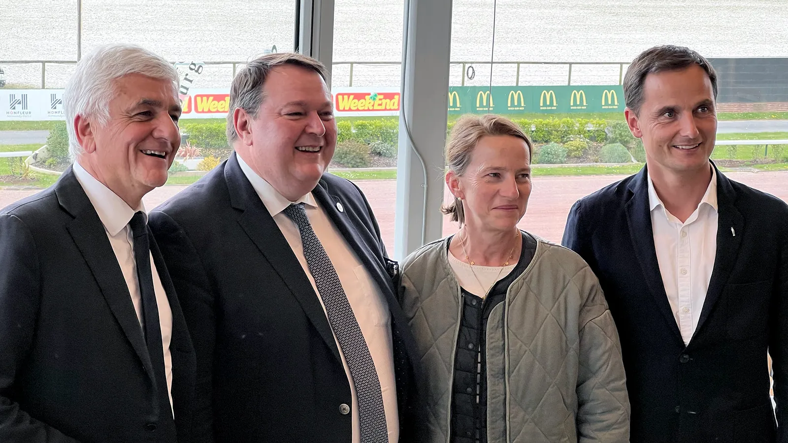 De gauche à droite : Hervé Morin, président de la région Normandie, Emmanuel Porcq, maire de Cabourg, Clotilde Eudier, vice-présidente de la région en charge de l’agriculture, la pêche, la filière équine, la forêt et l’agroalimentaire, et Vincent Goehrs, président de GRANDPRIX.