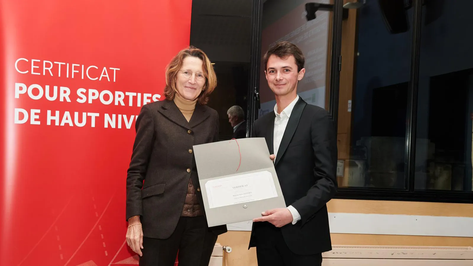 Après avoir validé le Certificat pour sportifs de haut niveau, Victor Levecque poursuit ses études à Science Po Paris en réalisant un master en Marketing. 