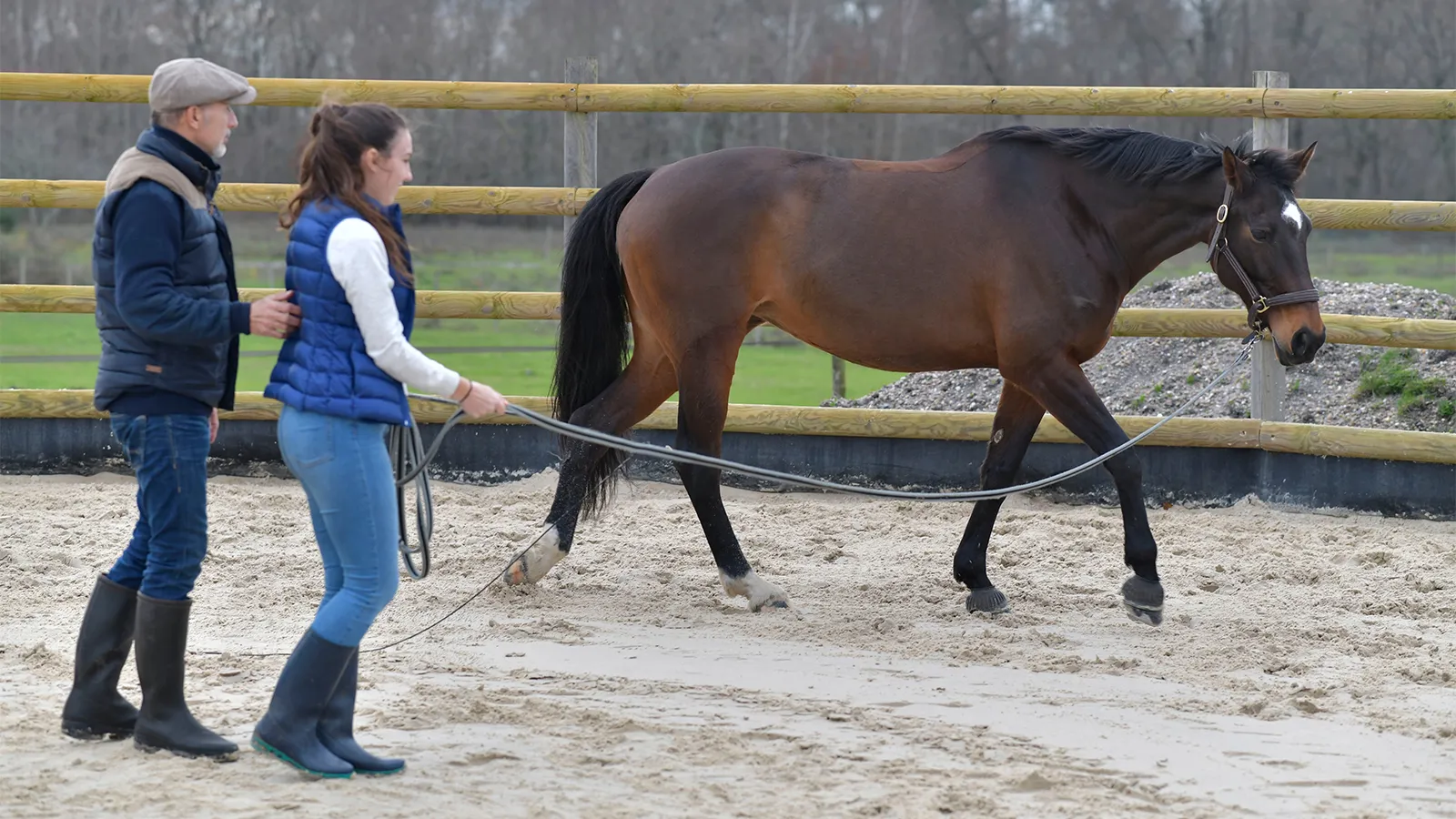 La formatrice tient à ce que ses élèves travaillent au maximum leur anglais et qu’ils apprennent de nouvelles techniques à cheval et en tant que groom.