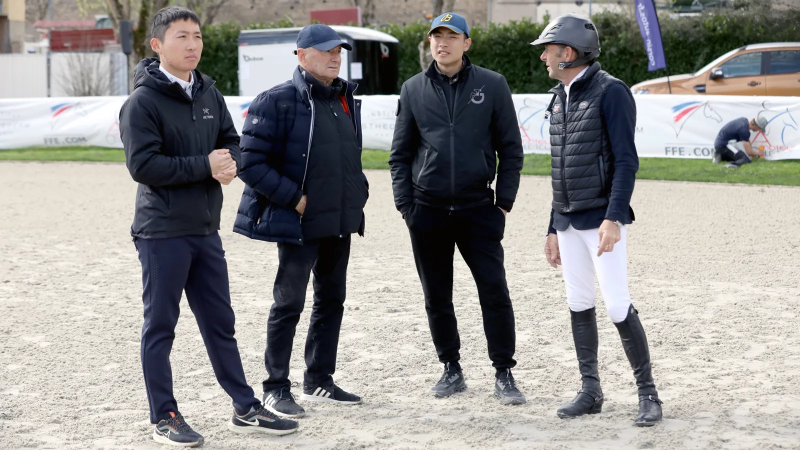 Marcel Rozier, entouré de ses deux nouveaux élèves et de son fils Philippe.