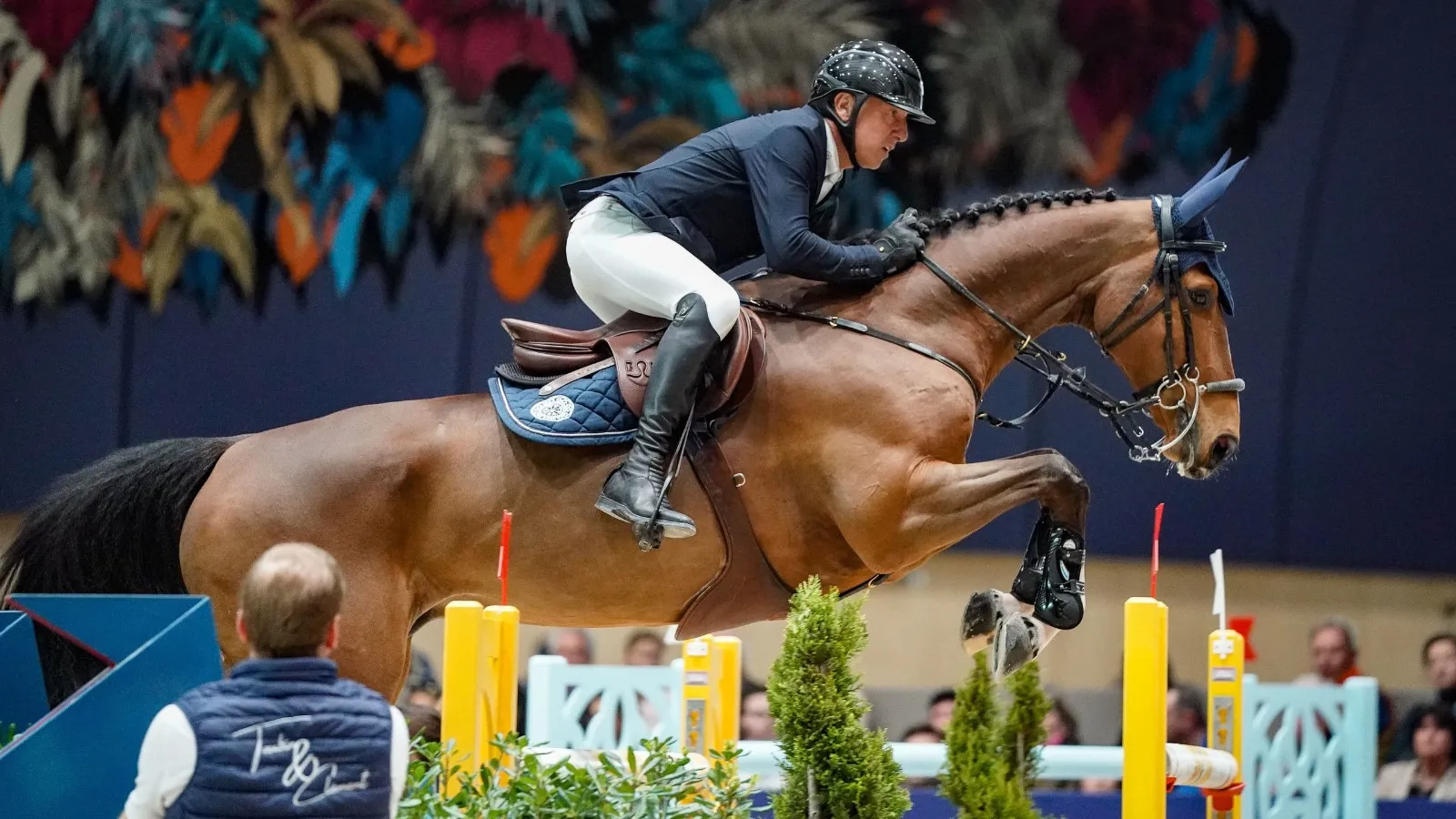 Phillipe Léoni en selle sur Cyclone l’Epivent au CSI Saut Hermes le 18 mars 2023 à Paris