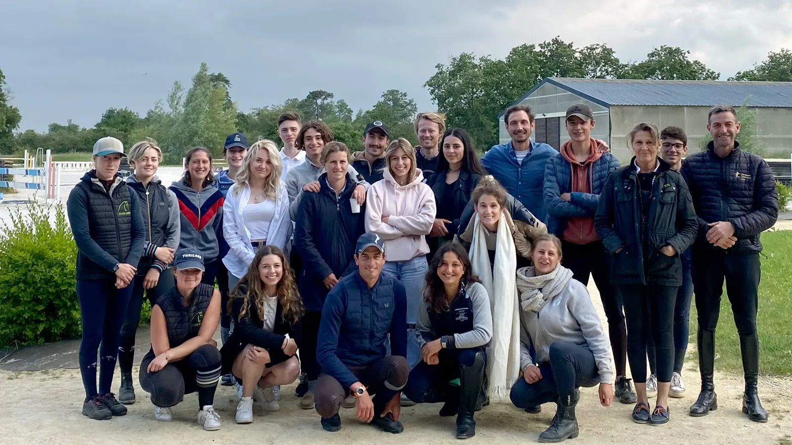Jolie photo de famille réunissant trois des cinq cavaliers membres du projet, ainsi que les pensionnaires des écuries Livio et quelques proches.