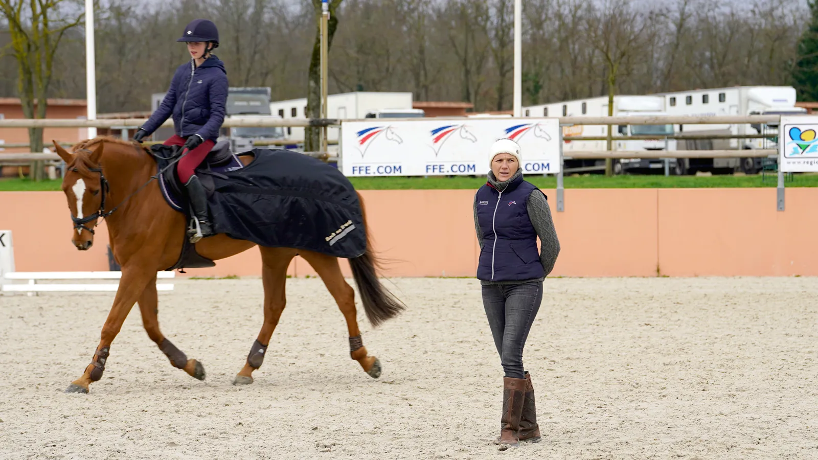 “Parfois, en piste, on voit des chevaux qui manquent d’incurvation, se couchent dans les tournants, ont du mal à revenir”, témoigne Gwendolen Fer, championne de concours complet qui excelle en dressage.