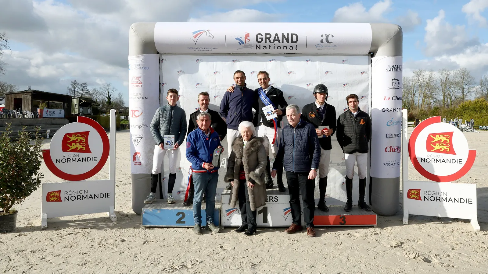 L’écurie Sellerie de Marigny/Lannoo a partagé le podium du Grand National avec Haras de Talma/West Cheval et Selle Expert/Saumur Action Formation grâce à Marc Dilasser et Allan Pacha. 