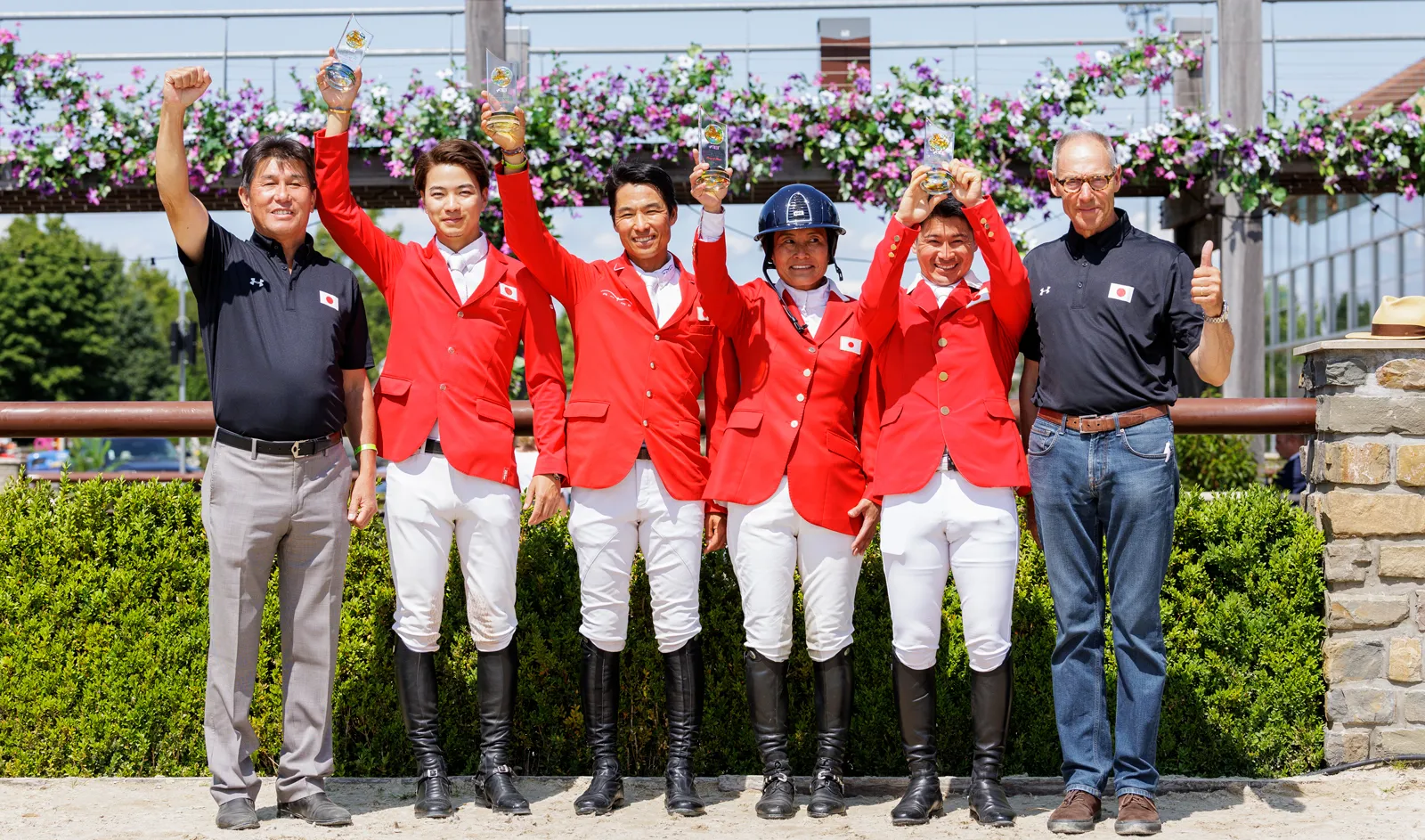 De gauche à droite : Yoshihiko Nakano, chef d’équipe, Mike Kawai, Taizo Sugitani, Yuko Itakura, Eiken Sato et Rob Ehrens, entraîneur de l’équipe nippone.