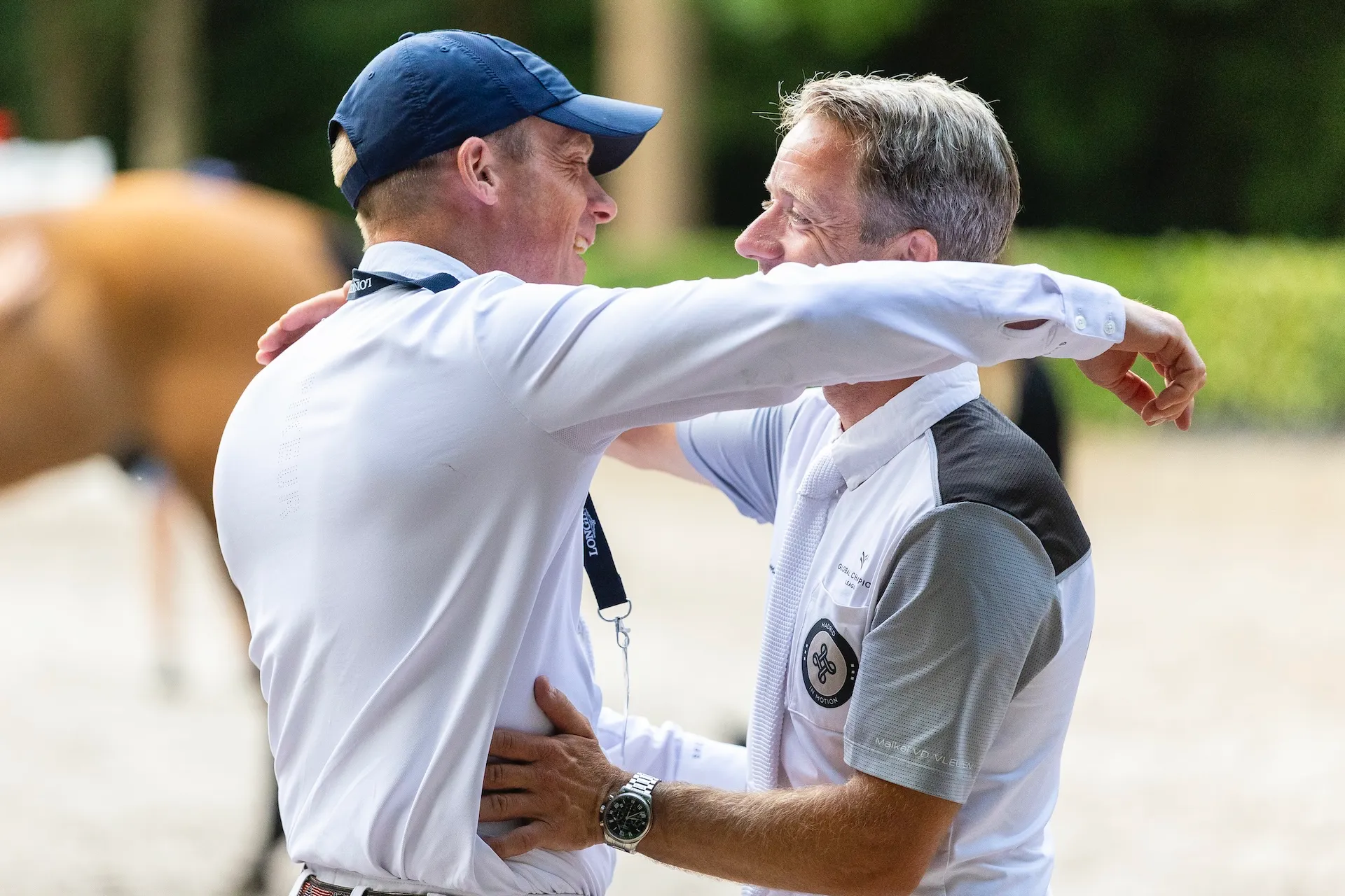 Sur la touche pour la seconde manche en raison de deux fautes de Grandorado, Willem Greve félicite son coéquipier Maikel van der Vleuten.