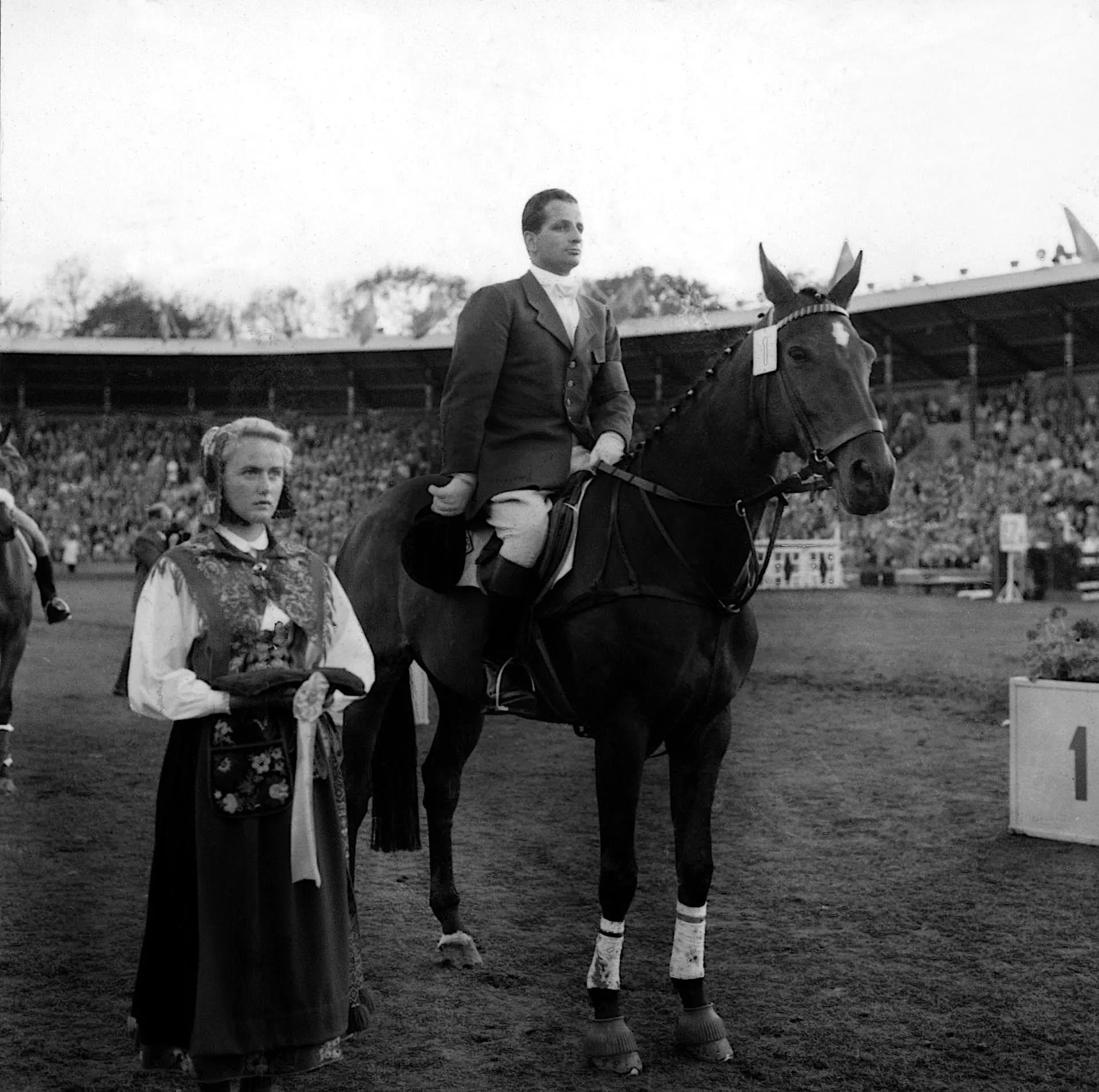 Aux JO 1956 de Melbourne, dont les épreuves équestres s'étaient tenues à Stockholm, Hans Günter Winkler offre deux médailles d’or à l’Allemagne avec l’invincible Halla.