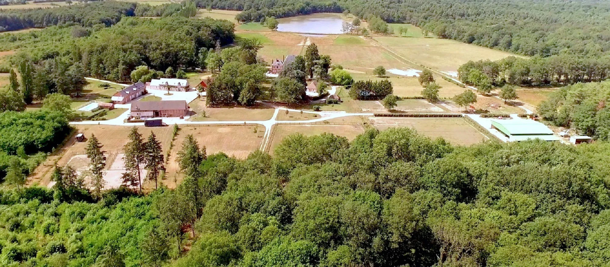 Vue aérienne d’un domaine équestre au cœur de la Sologne.