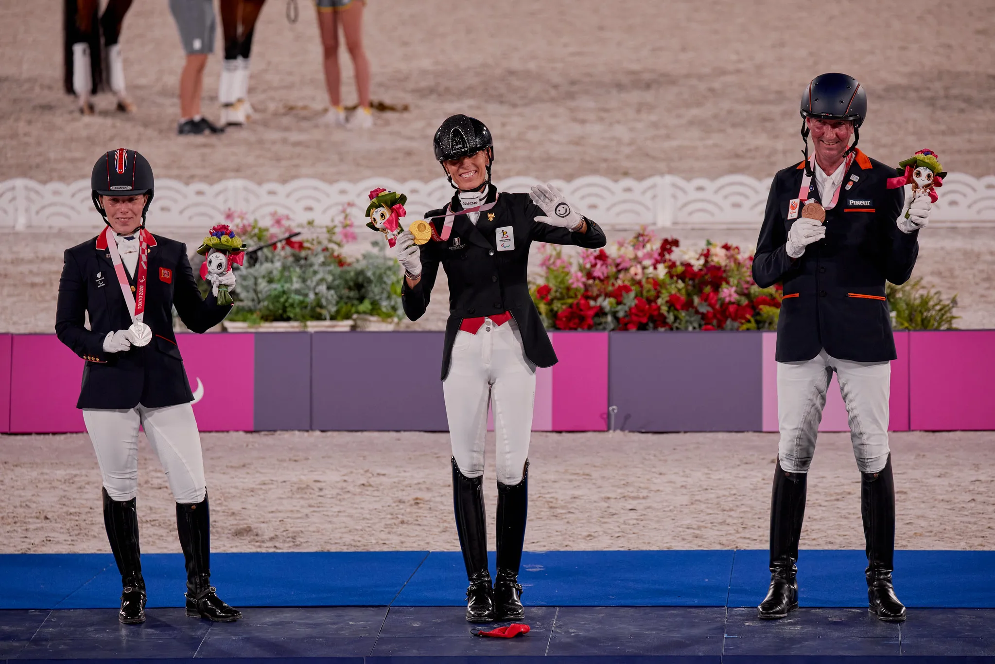 La joie des trois médaillés sur le podium du Grade V.