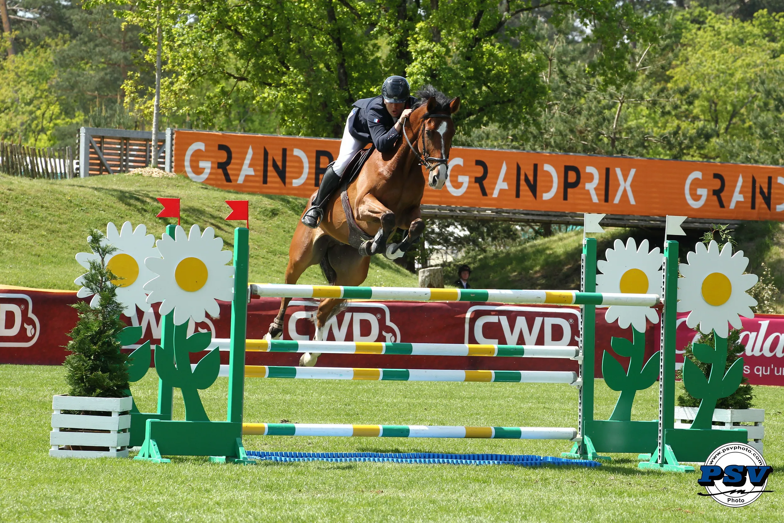 Ici en selle sur Faust de Hus Z, Jean a pris la troisième place de la première qualificative pour le Grand Prix U25.
