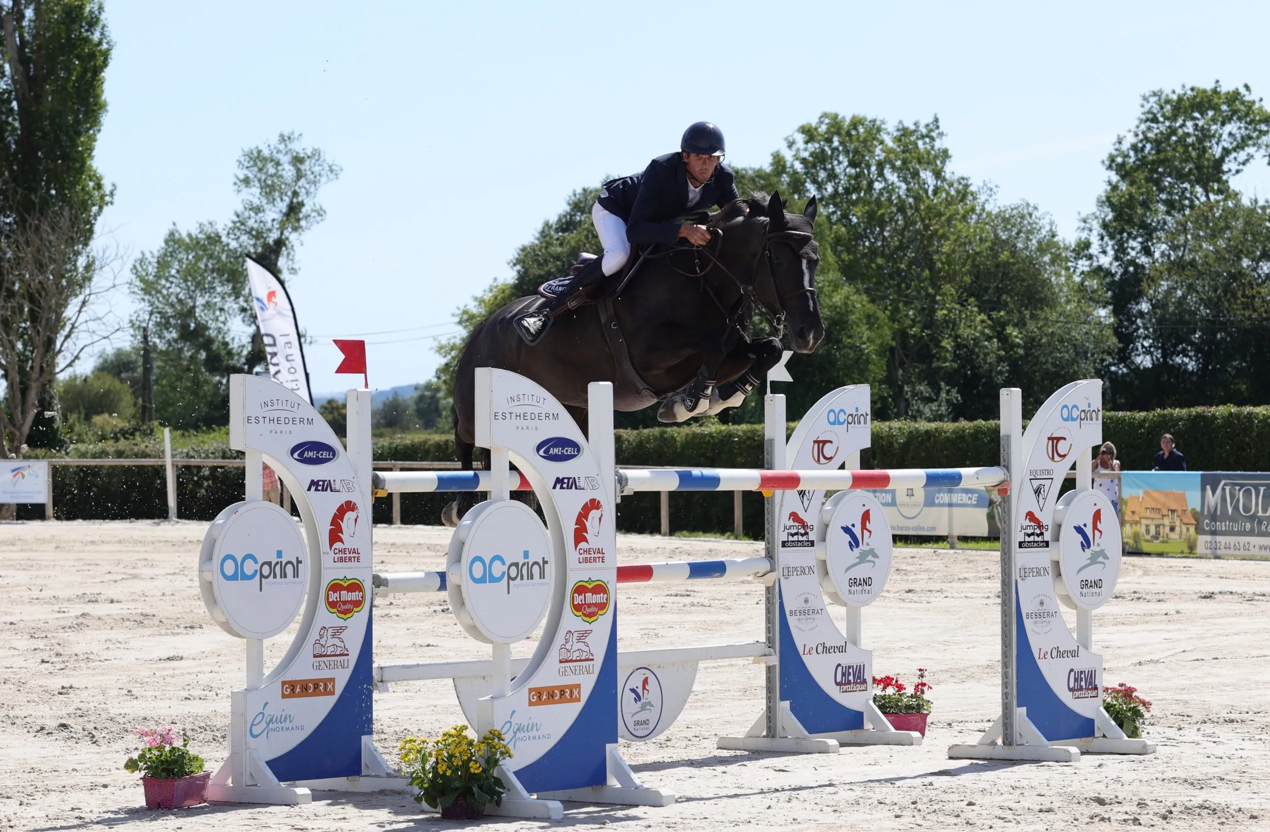Kitona de Muze et Alexis Deroubaix à l'occasion de leur victoire dans le Grand National de Notre-Dame-d'Estrées. 
