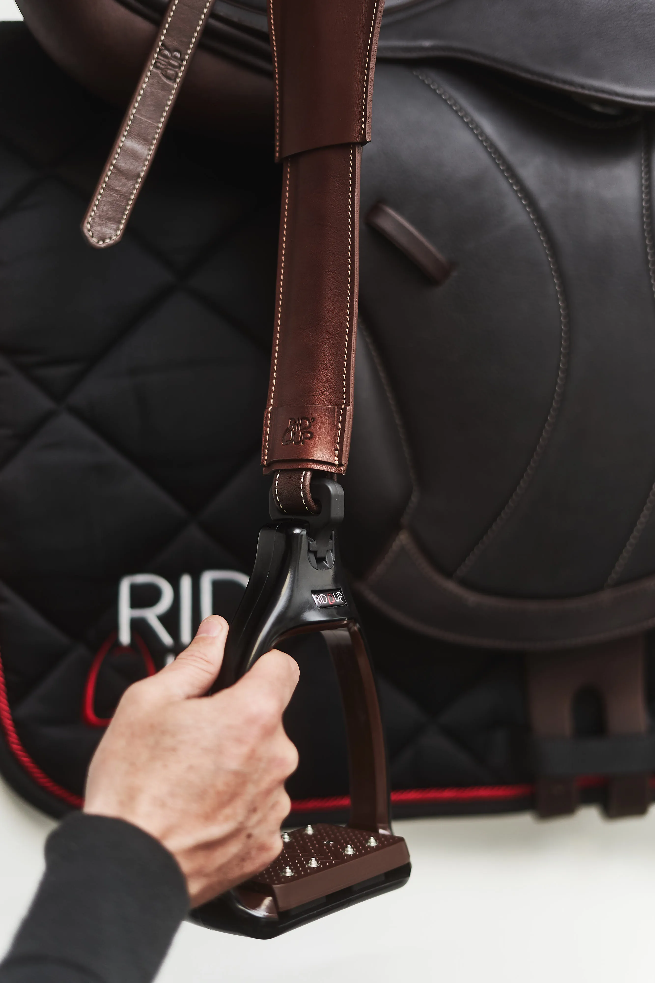 Étrier Rid'Up et son fourreau d'étrivière