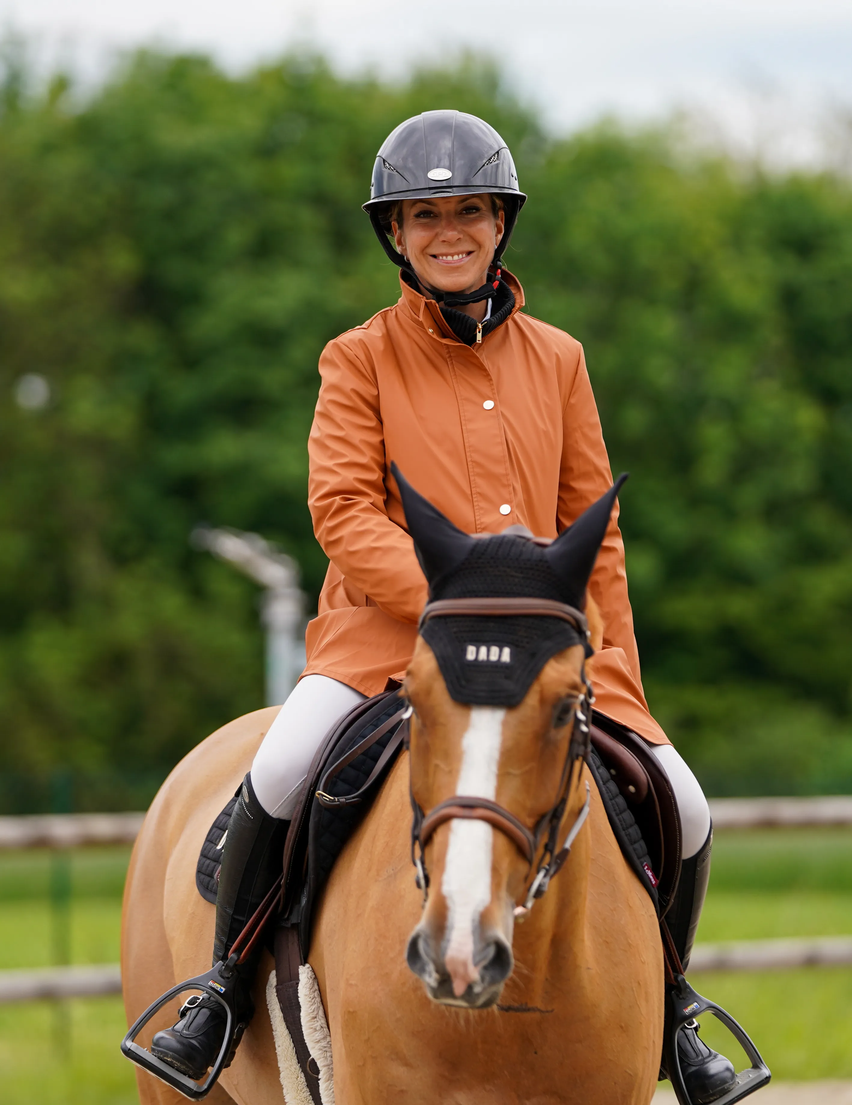 © Bertille Fonteneau Marie porte l’imperméable Kino dans sa version Terracotta
