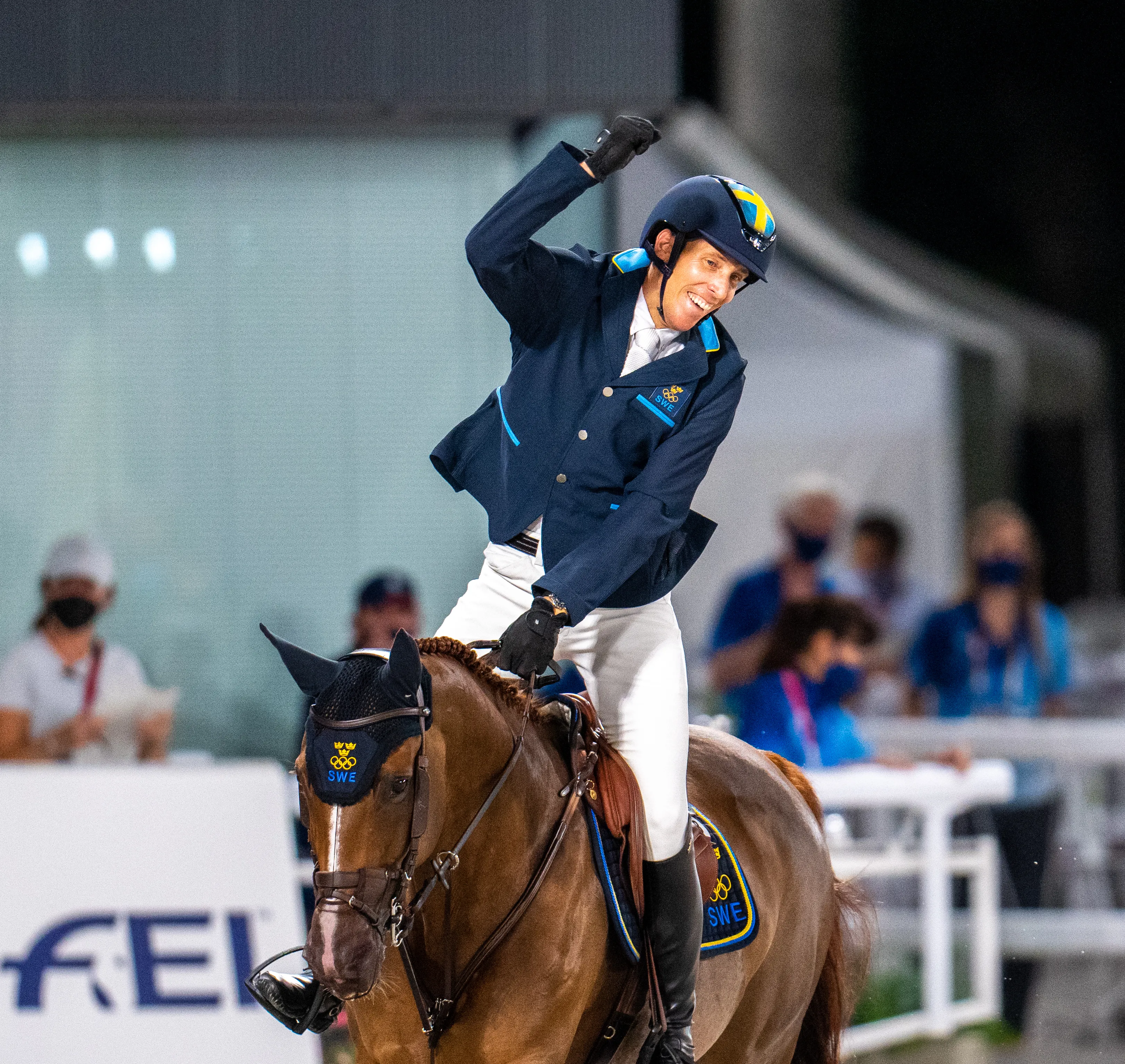 King Edward, médaillé d'or par équipes sous la selle d'Henrik von Eckermann à Tokyo. 