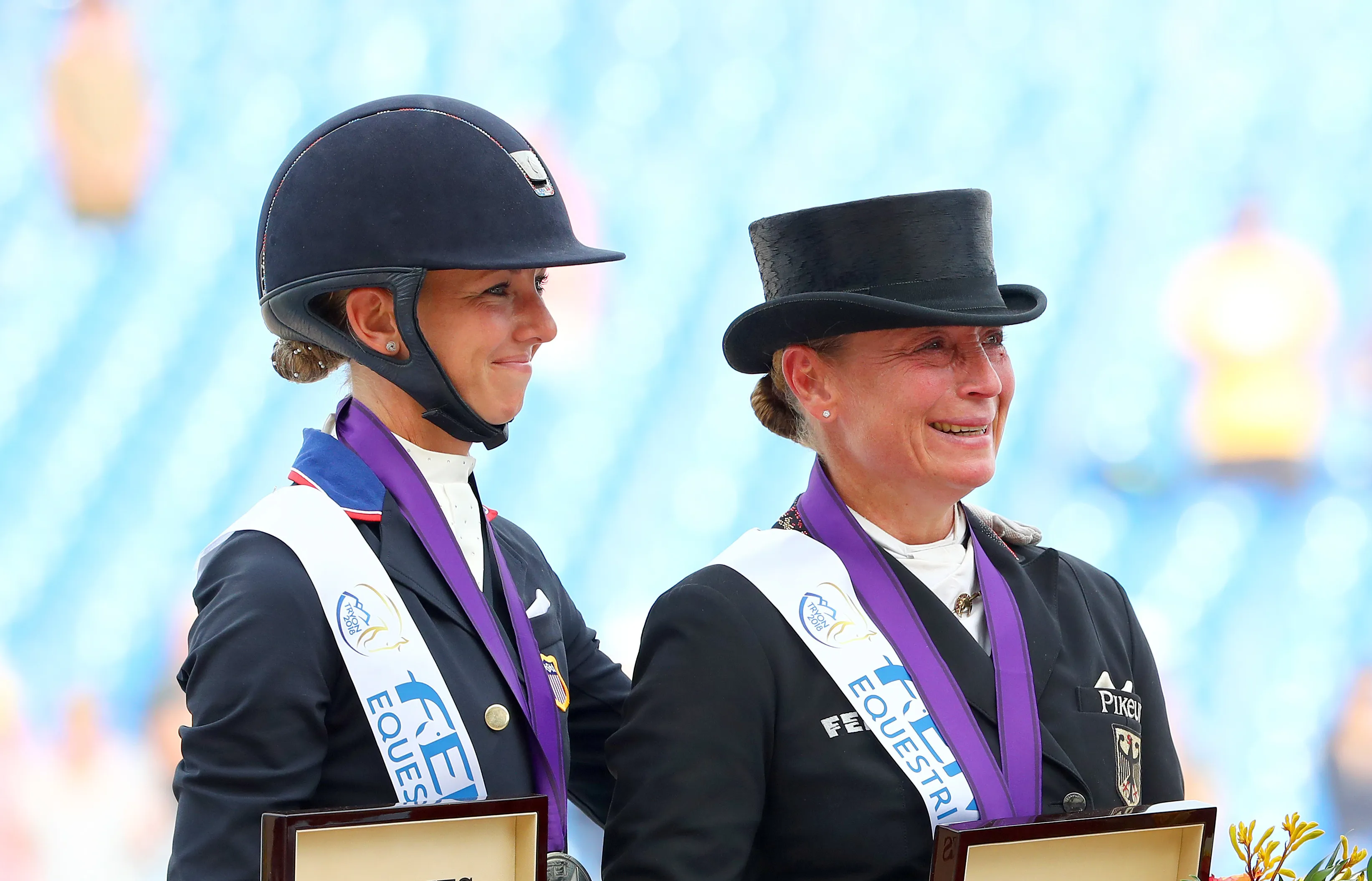 Laura Graves est ici aux côtés d'Isabell Werth, sur le podium du Grand Prix Spécial des Mondiaux de Tryon, en 2018. 