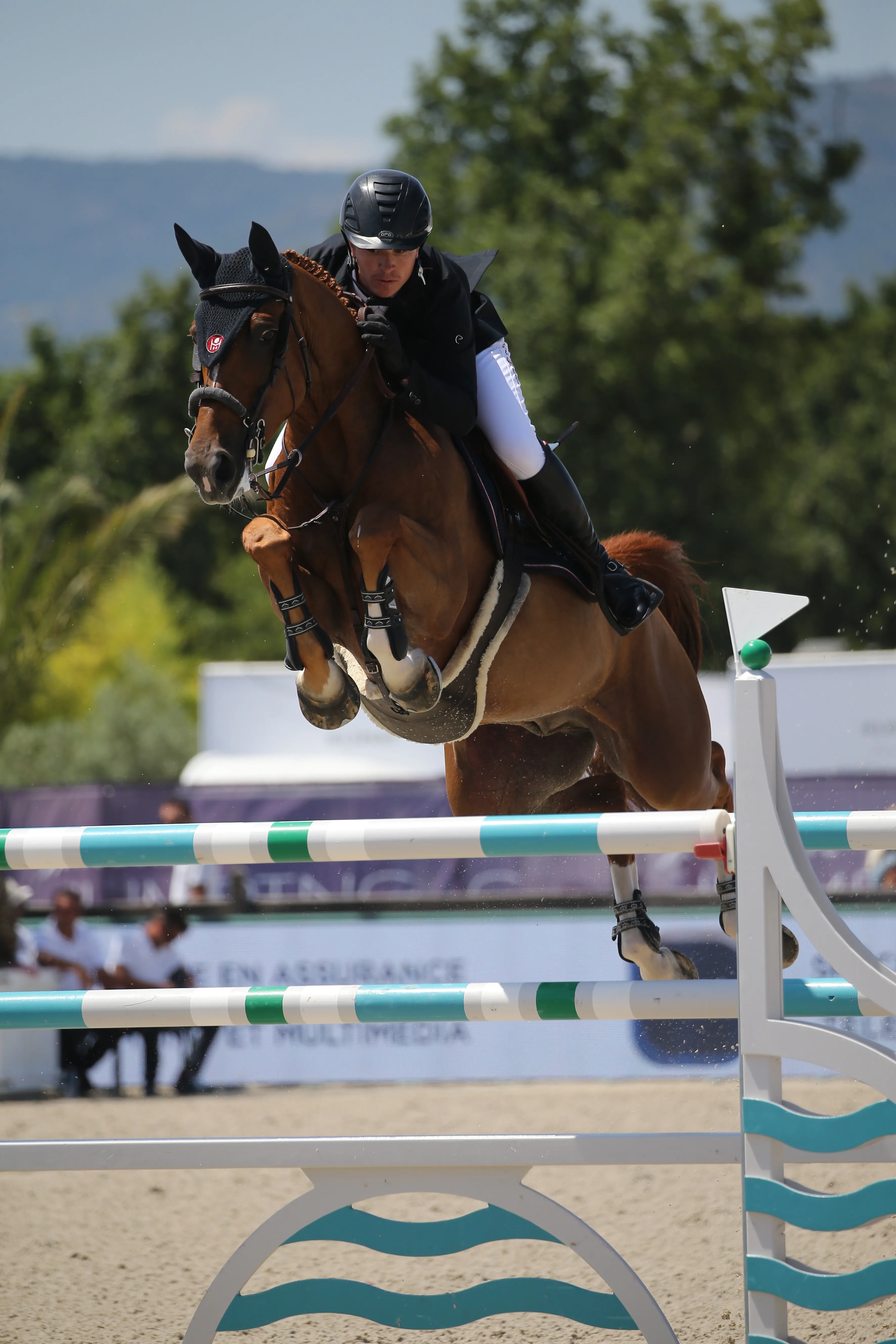 Pierre Marie-Friant concourt ici à l'Hubside Jumping de Grimaud sur son meilleur cheval Urdy d'Astrée. 