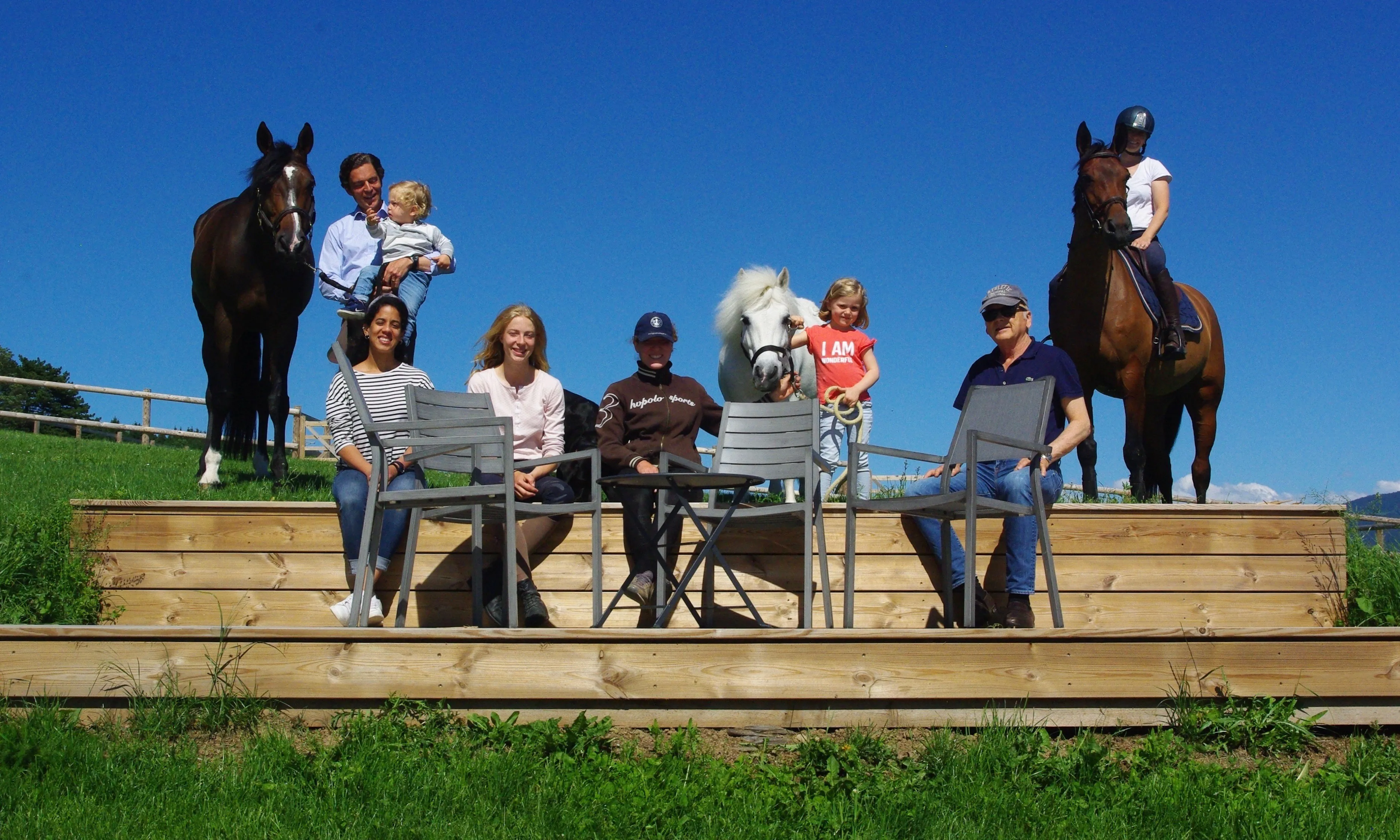 Nicolas et son fils Arthur, 2ans, Elsa et Noémie, Victoire, 5ans, Gerard Turrettini et Alexandra.