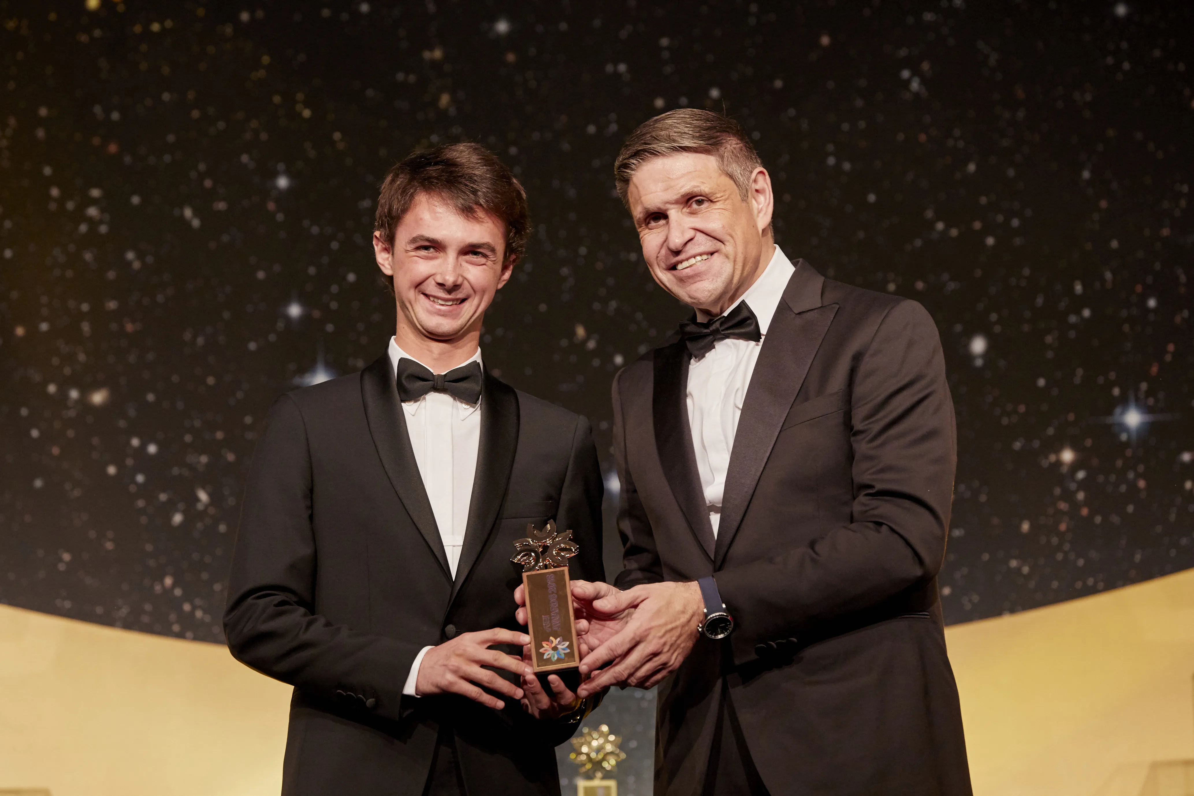 Victor Levecque a reçu le Longines Rising Star Award des mains de Juan Carlos Capelli, vice-président et directeur marketing de la marque horlogère.