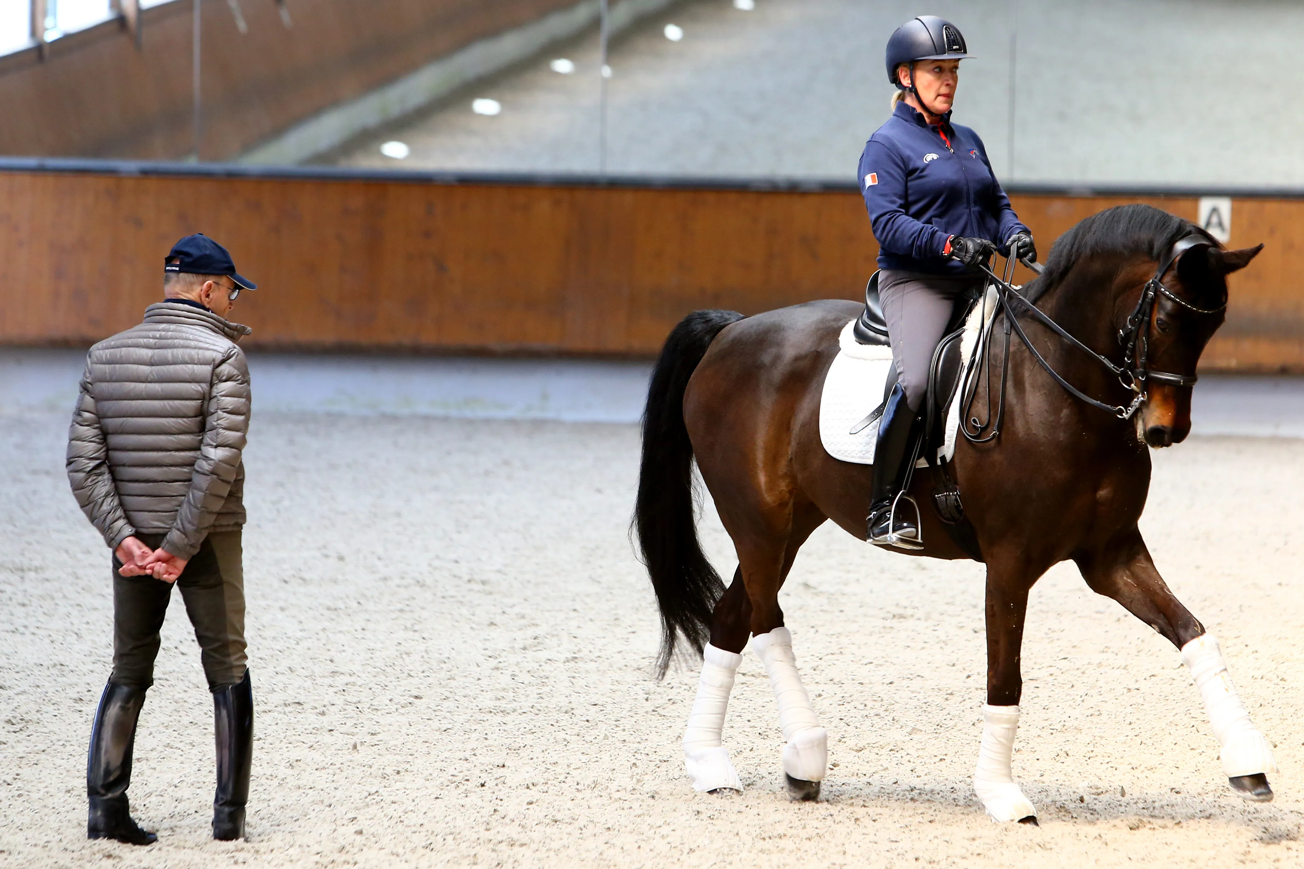 Ici en selle sur Ricardo, Karen Tebar s'entraine sous l'oeil de son père Willy Schetter.