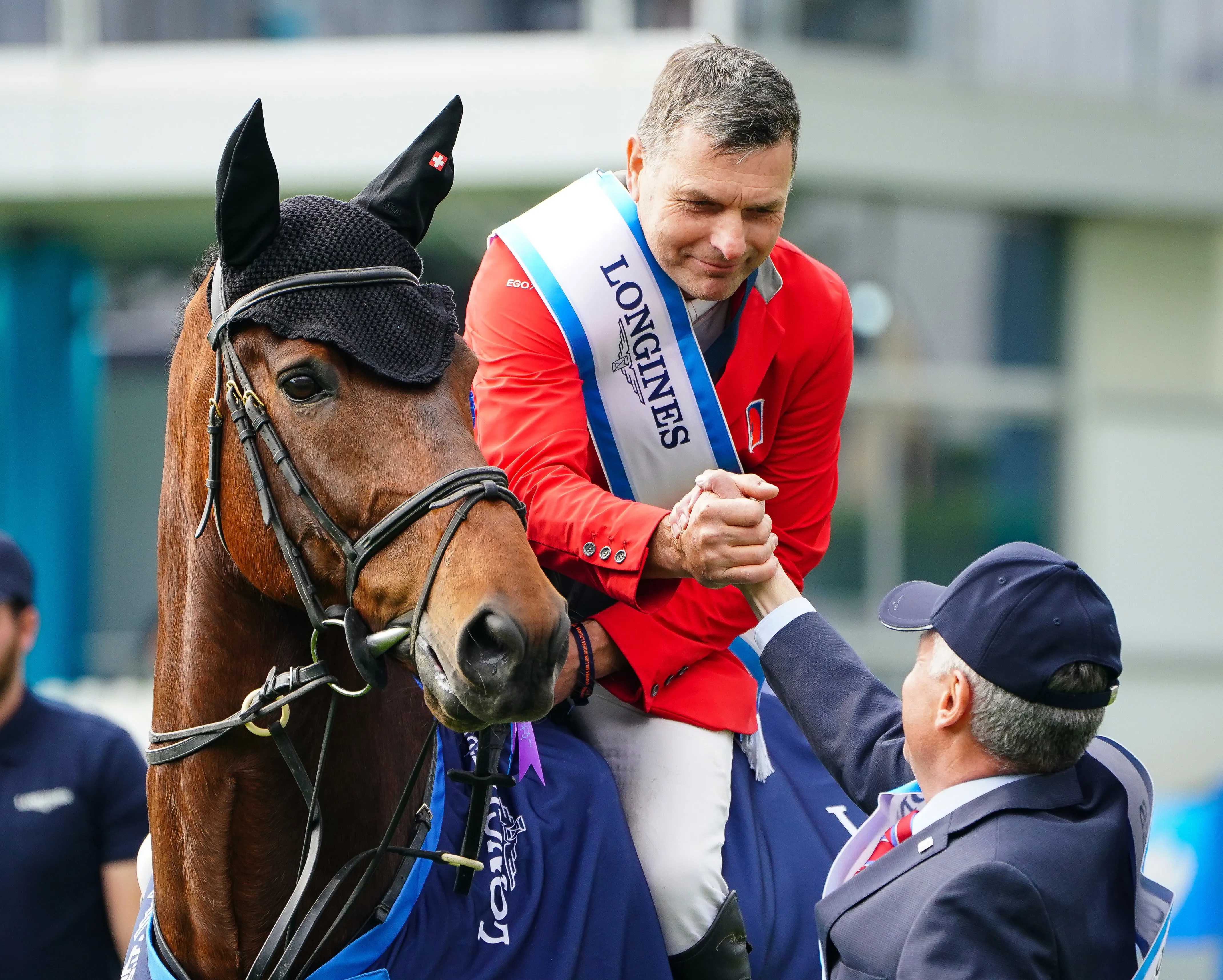 Niklaus Rutschi félicité par Andy Kistler lors de la remise des prix de la Coupe des nations Longines de La Baule.
