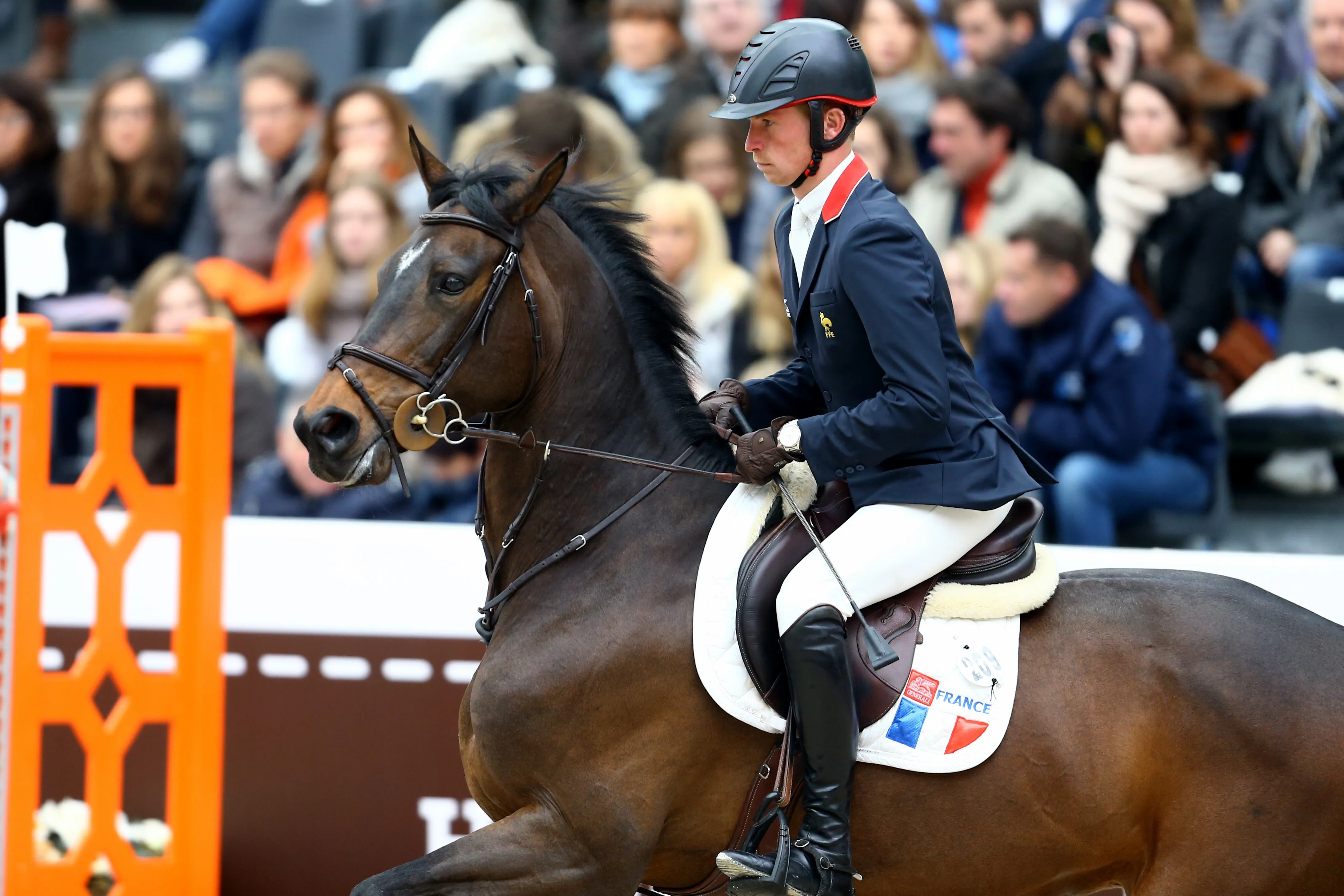 On retrouve ici l’excellente Océane de Nantuel sous la selle de Titouan Schumacher lors de sa victoire dans l’épreuve des Talents Hermès en 2016 au Grand Palais.
