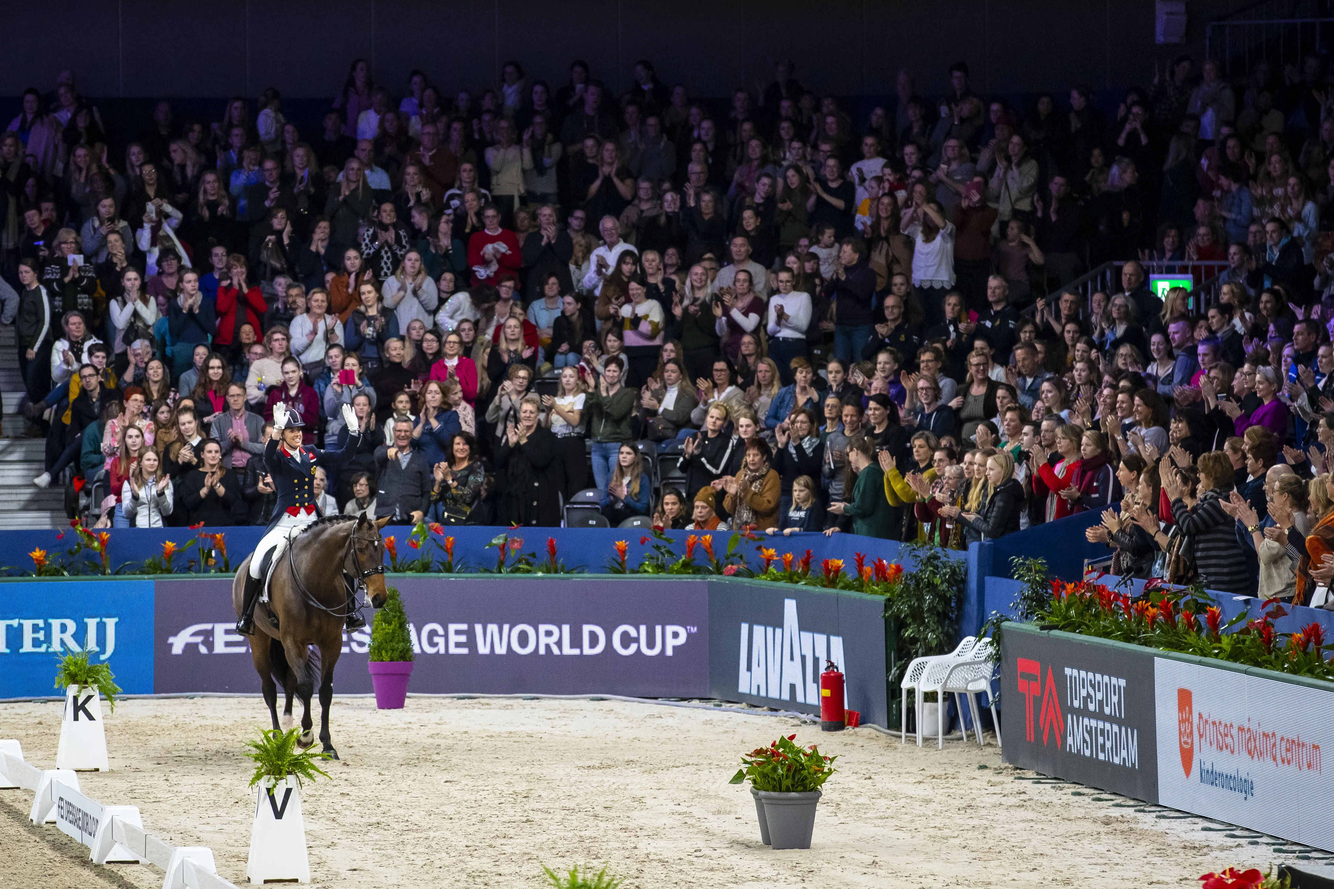 Charlotte Dujardin a eu droit à une standing ovation en sortant de piste aujourd'hui.