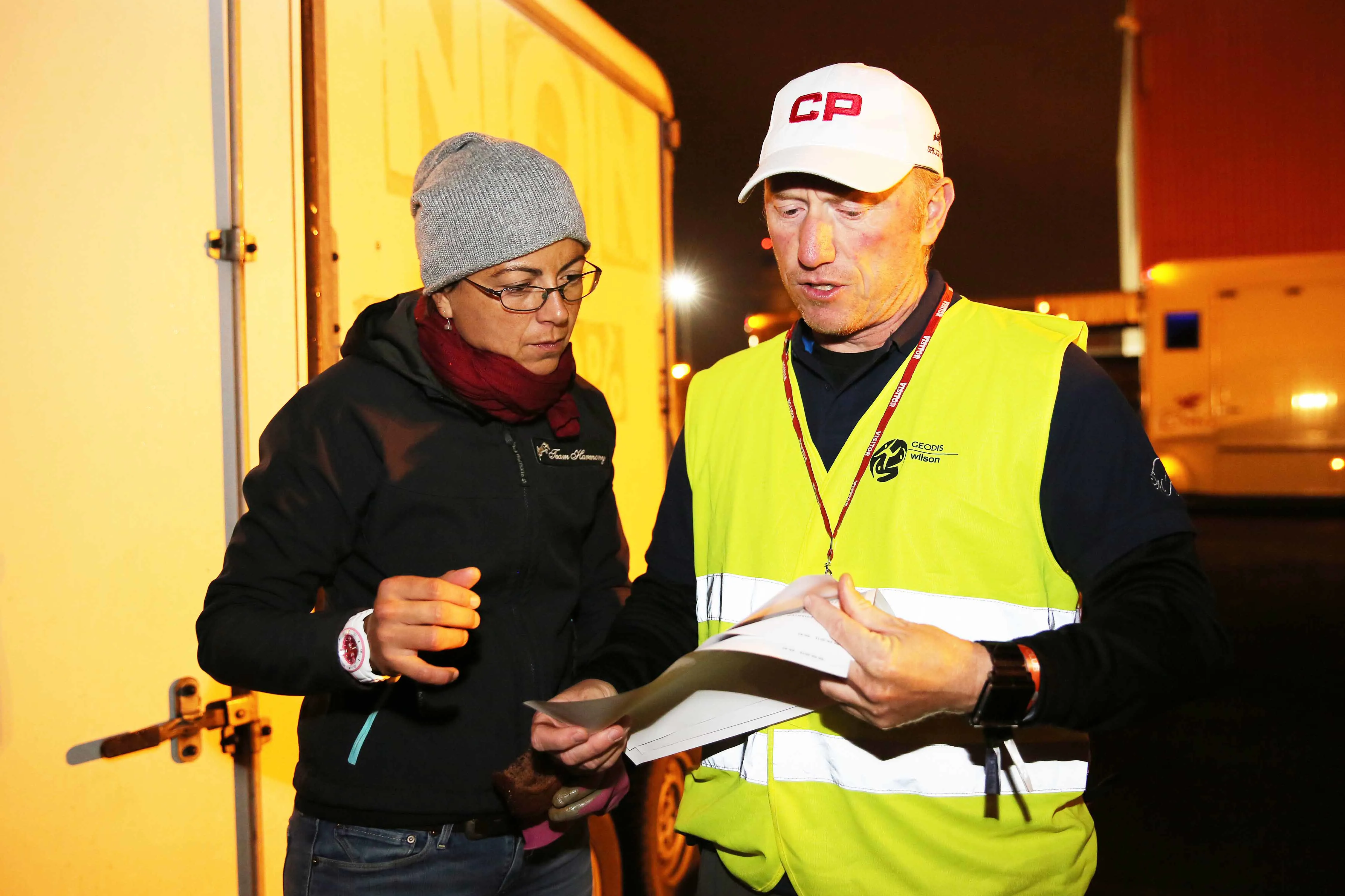 Jon Garner, responsable de ce déplacement pour le compte du Masters de Calgary, vérifie son plan de vol.